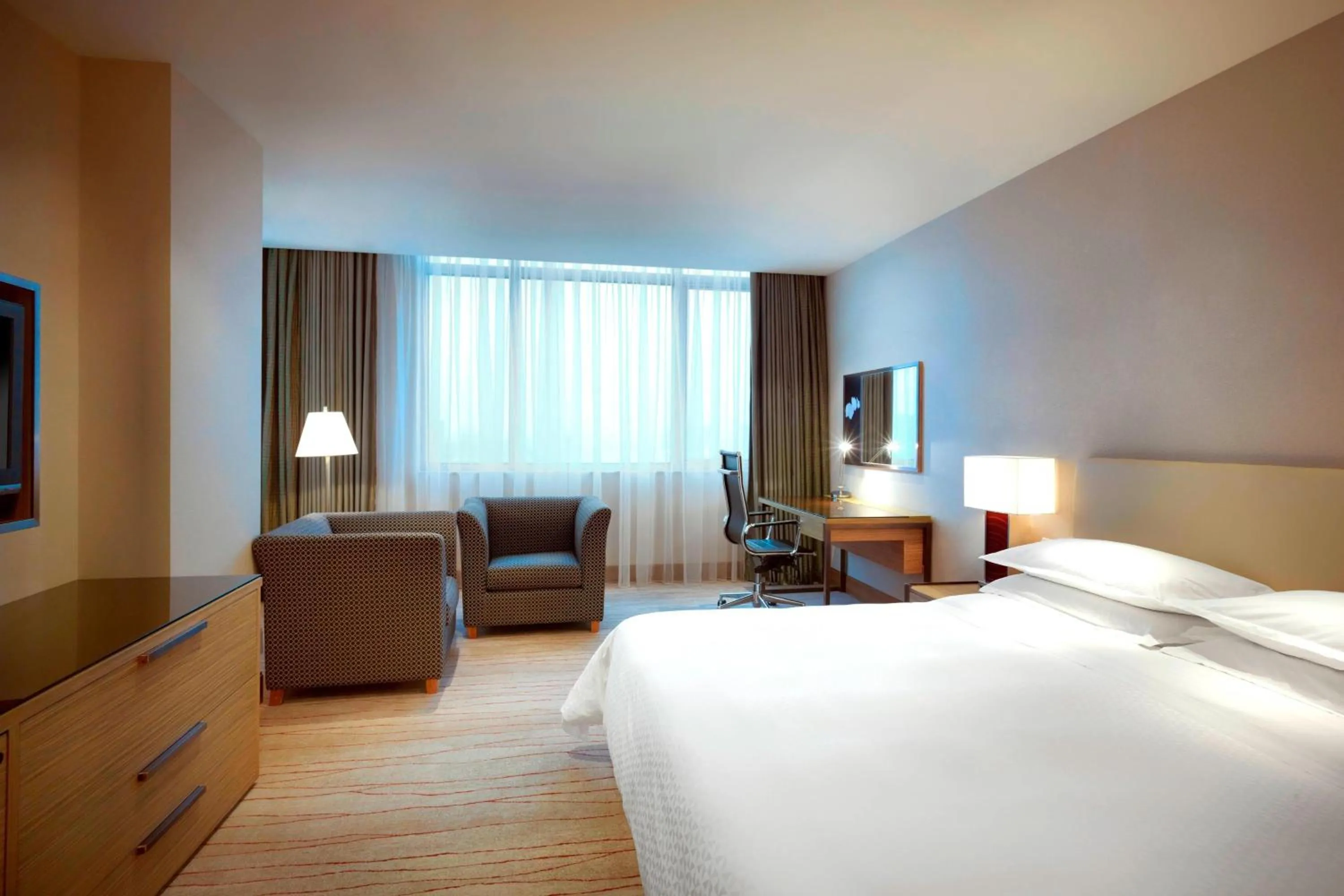 Photo of the whole room, Bed in Four Points by Sheraton Shanghai, Daning