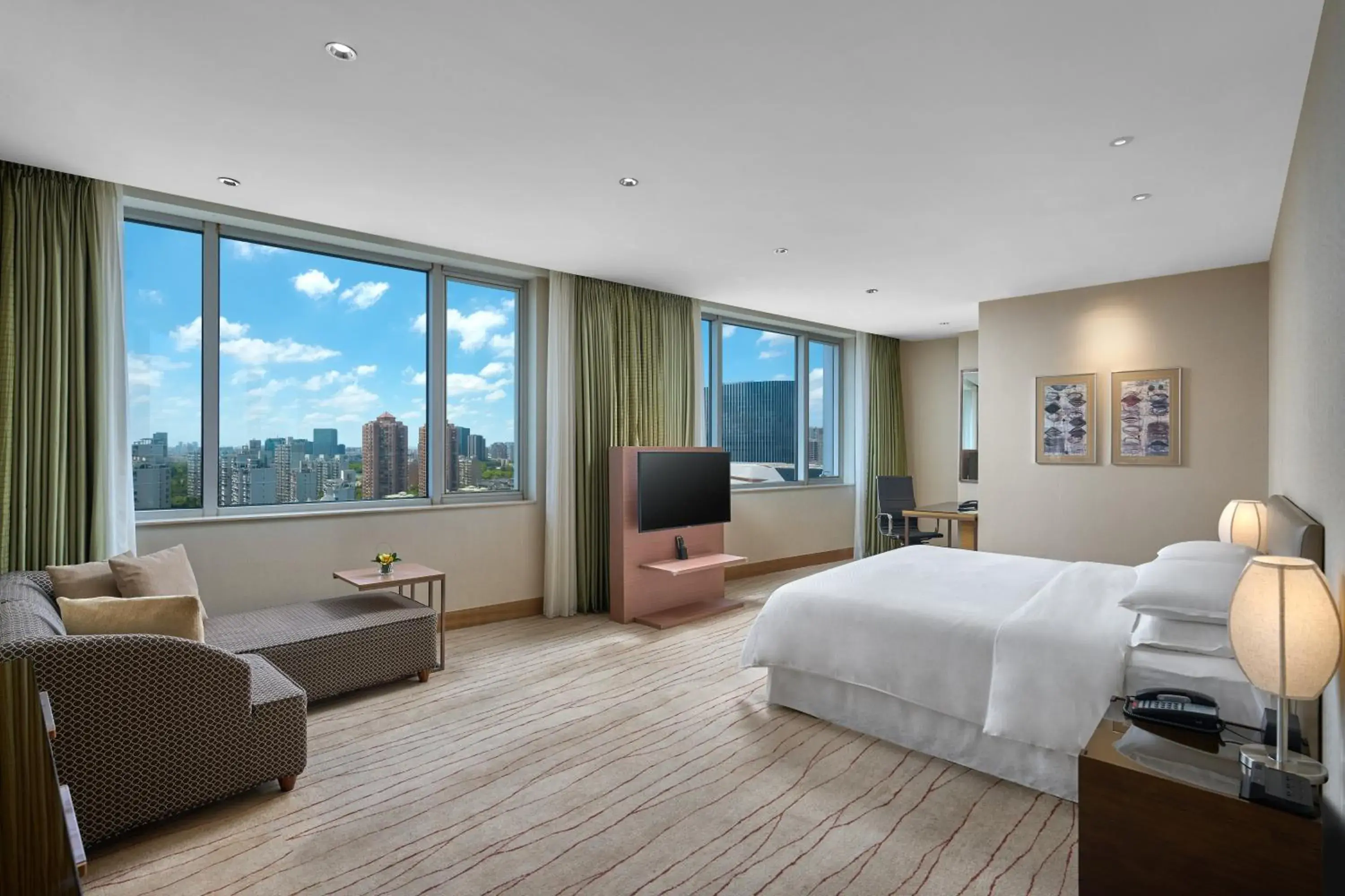Superior deluxe king bed room in Four Points by Sheraton Shanghai, Daning Superior deluxe king bed room in Four Points by Sheraton Shanghai, Daning