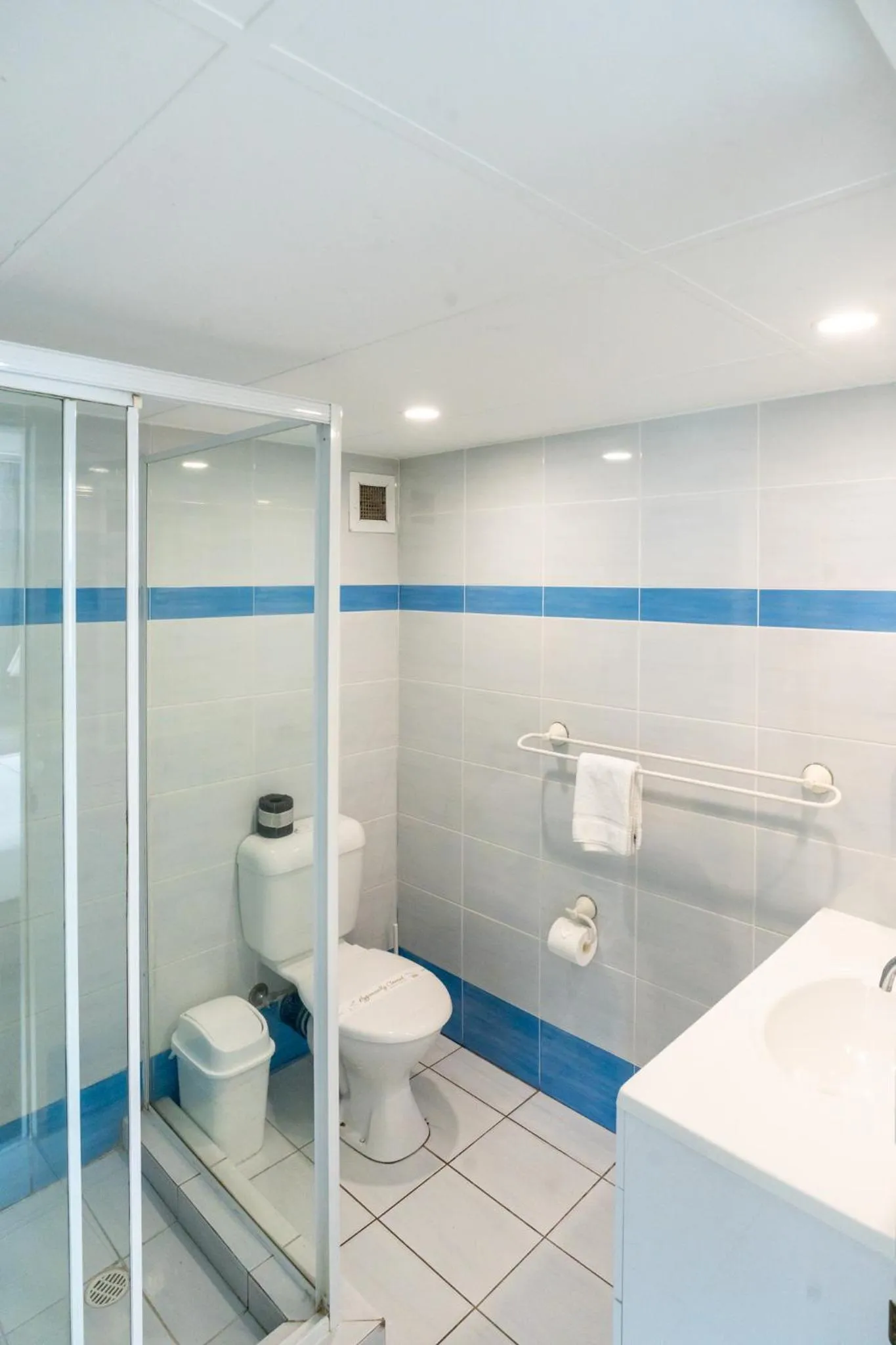 Bathroom in Grosvenor Beachfront Apartments Surfers Paradise