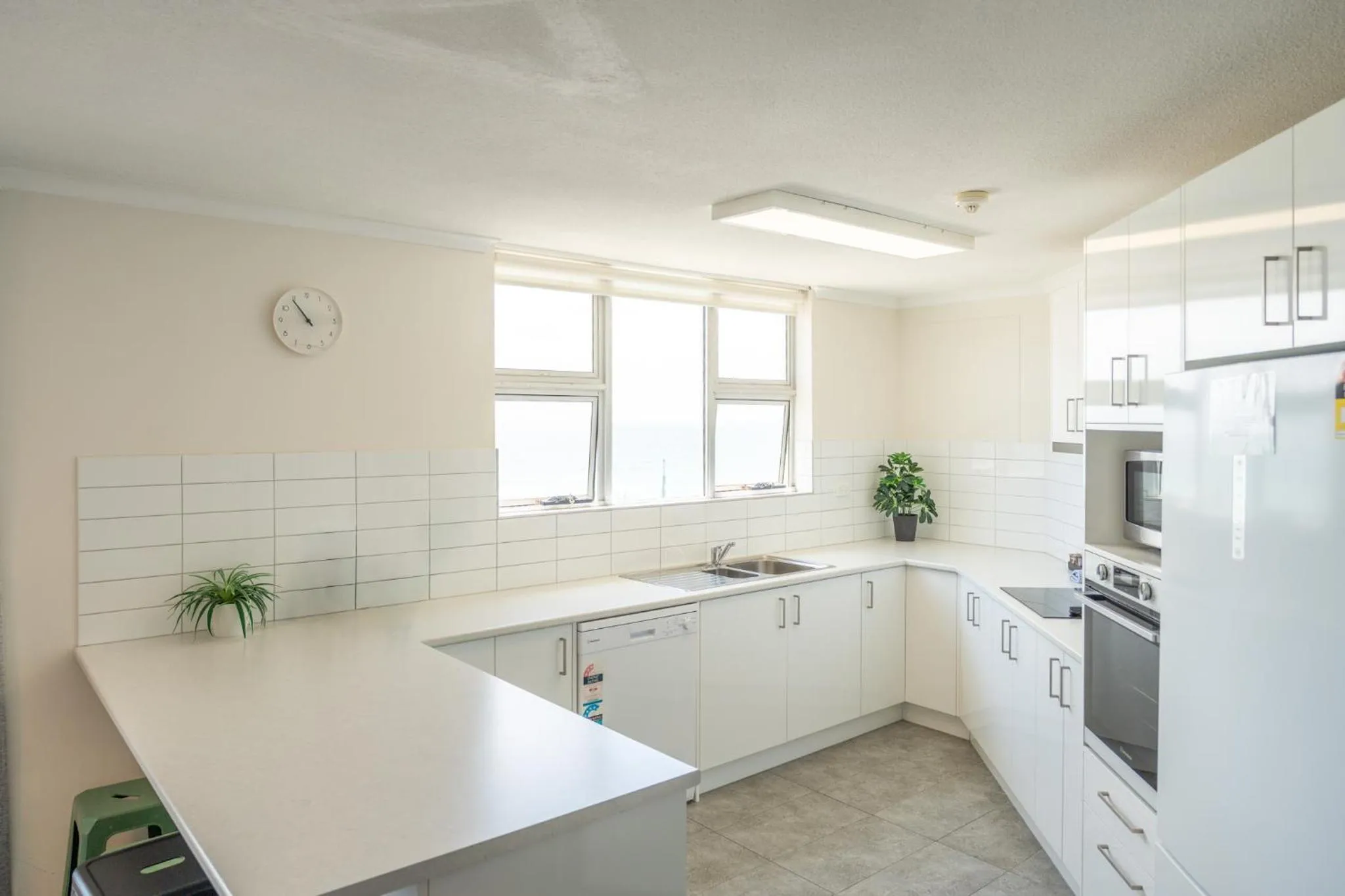 Kitchen or kitchenette in Grosvenor Beachfront Apartments Surfers Paradise