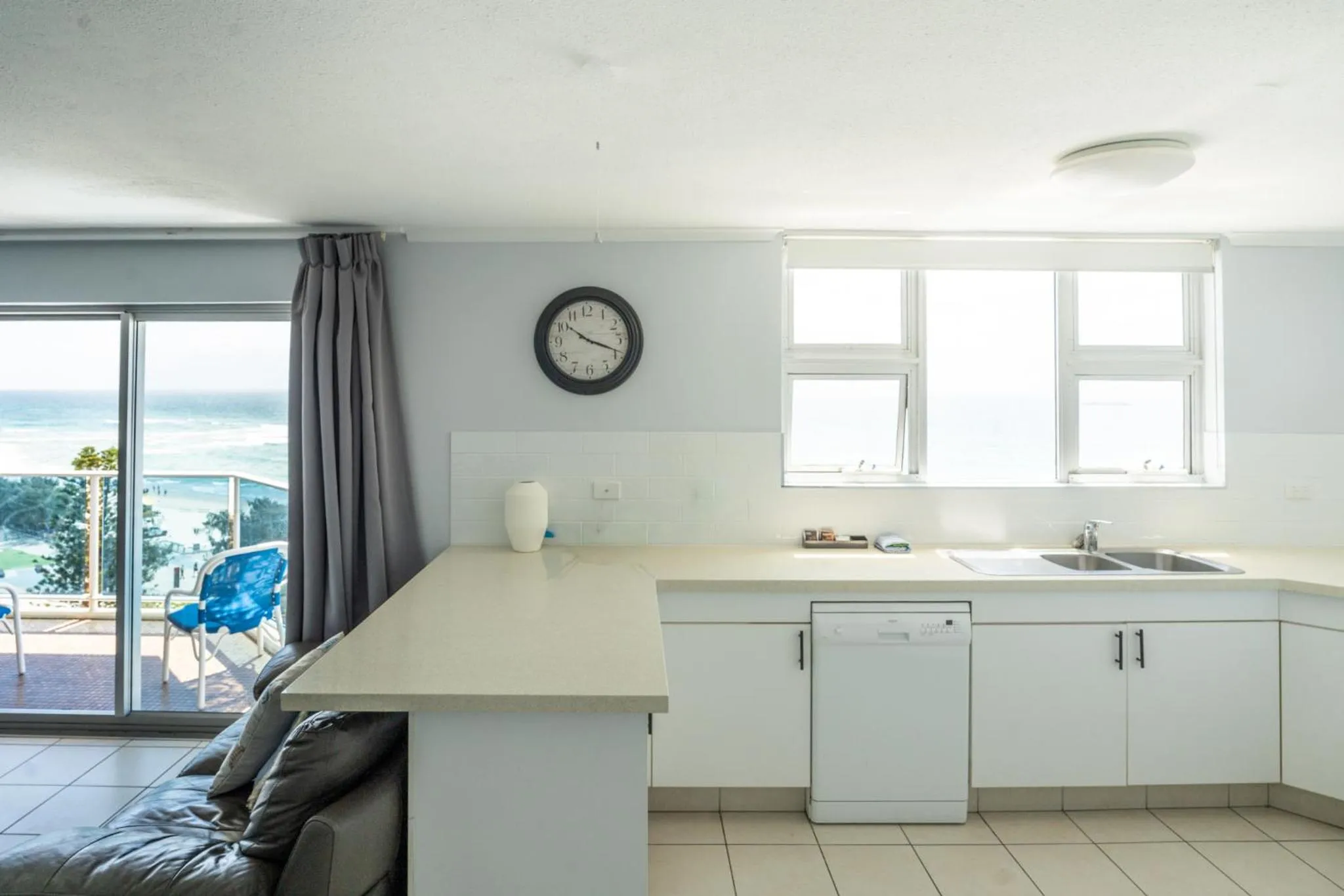 Kitchen or kitchenette in Grosvenor Beachfront Apartments Surfers Paradise