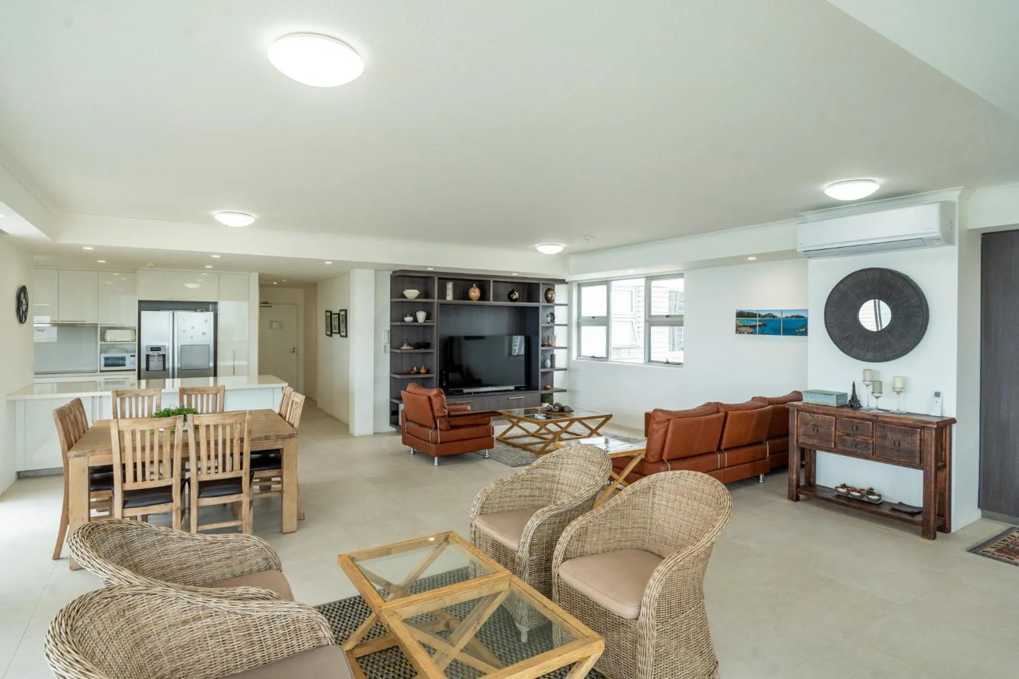 Kitchen or kitchenette in Grosvenor Beachfront Apartments Surfers Paradise