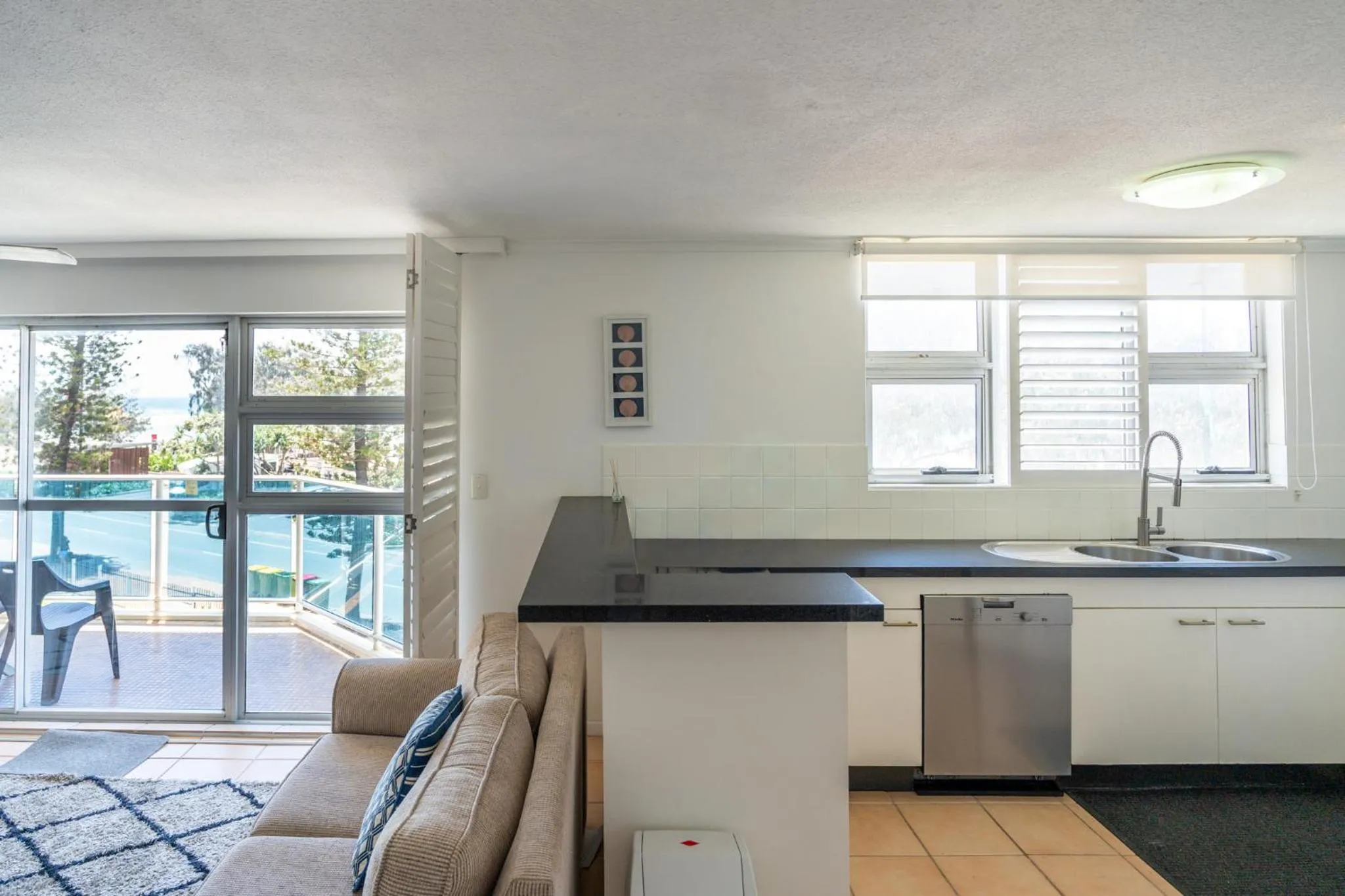 Kitchen or kitchenette in Grosvenor Beachfront Apartments Surfers Paradise