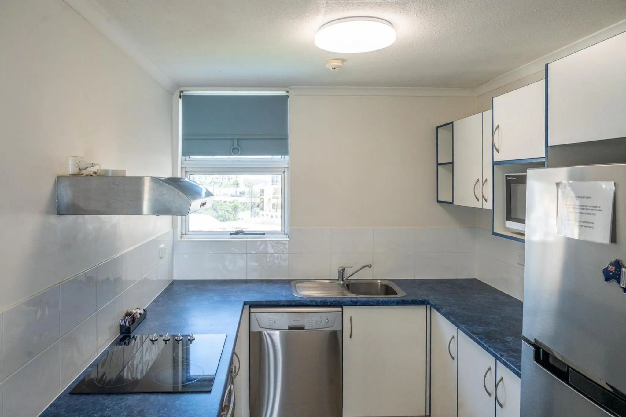 Kitchen or kitchenette in Grosvenor Beachfront Apartments Surfers Paradise