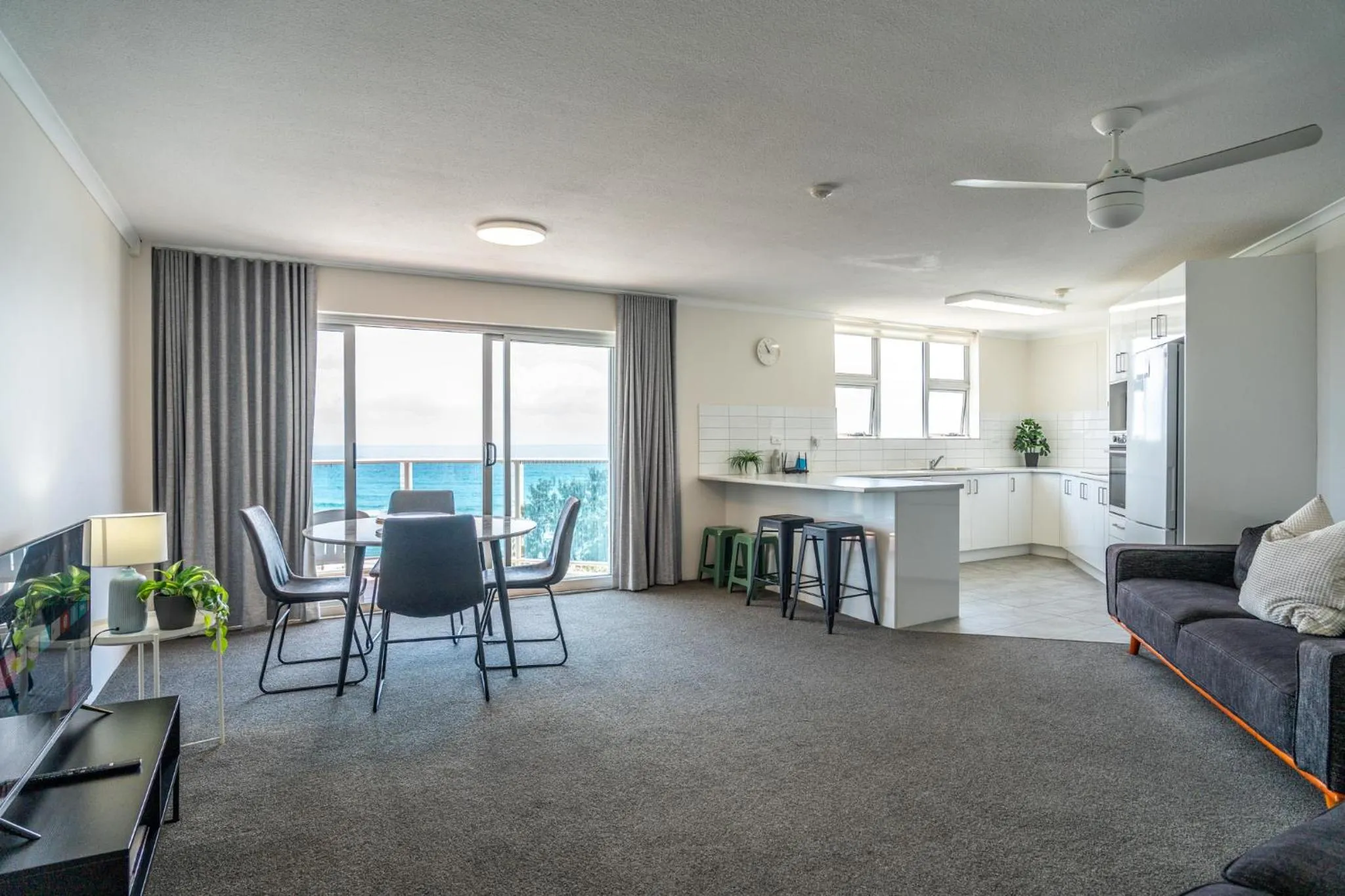 Kitchen or kitchenette in Grosvenor Beachfront Apartments Surfers Paradise