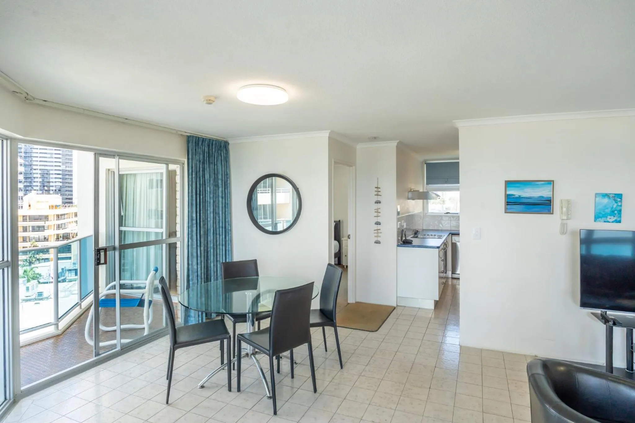 Dining area in Grosvenor Beachfront Apartments Surfers Paradise