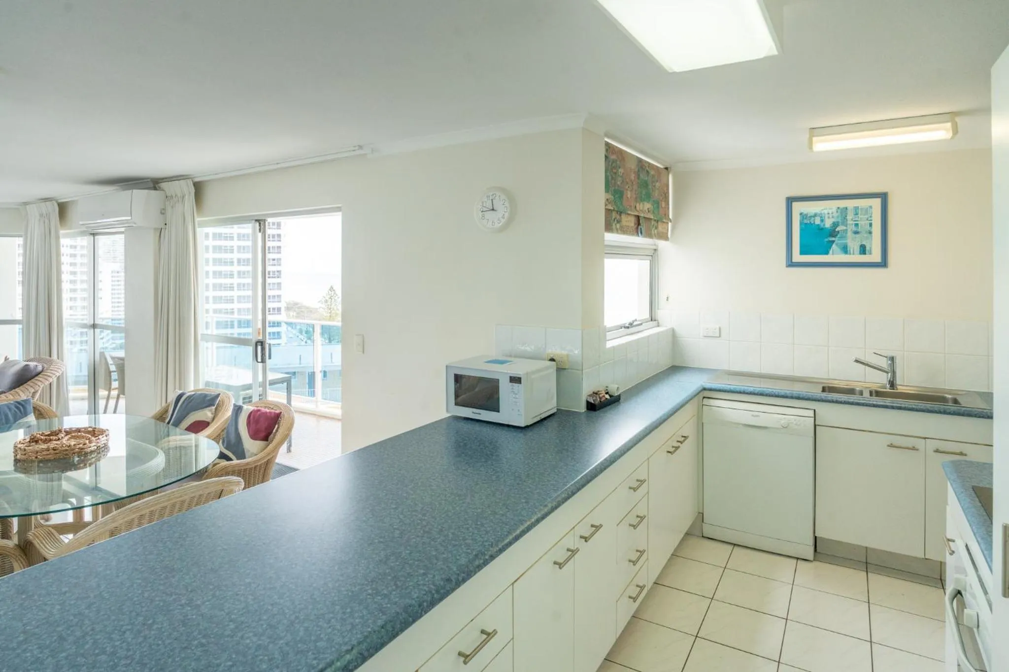 Kitchen or kitchenette in Grosvenor Beachfront Apartments Surfers Paradise