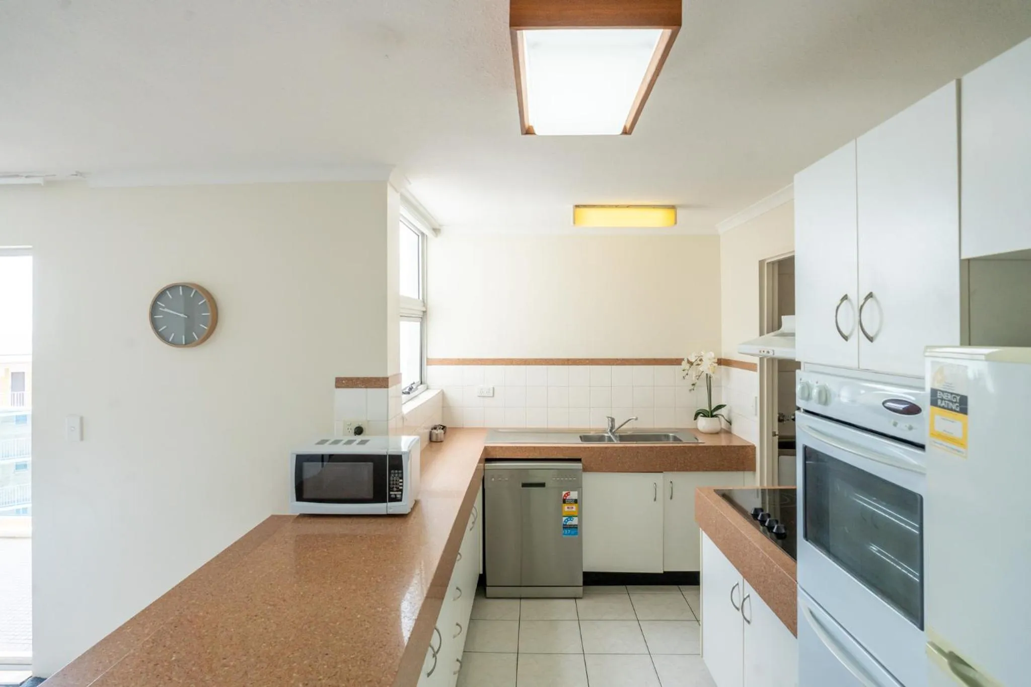 Kitchen or kitchenette in Grosvenor Beachfront Apartments Surfers Paradise