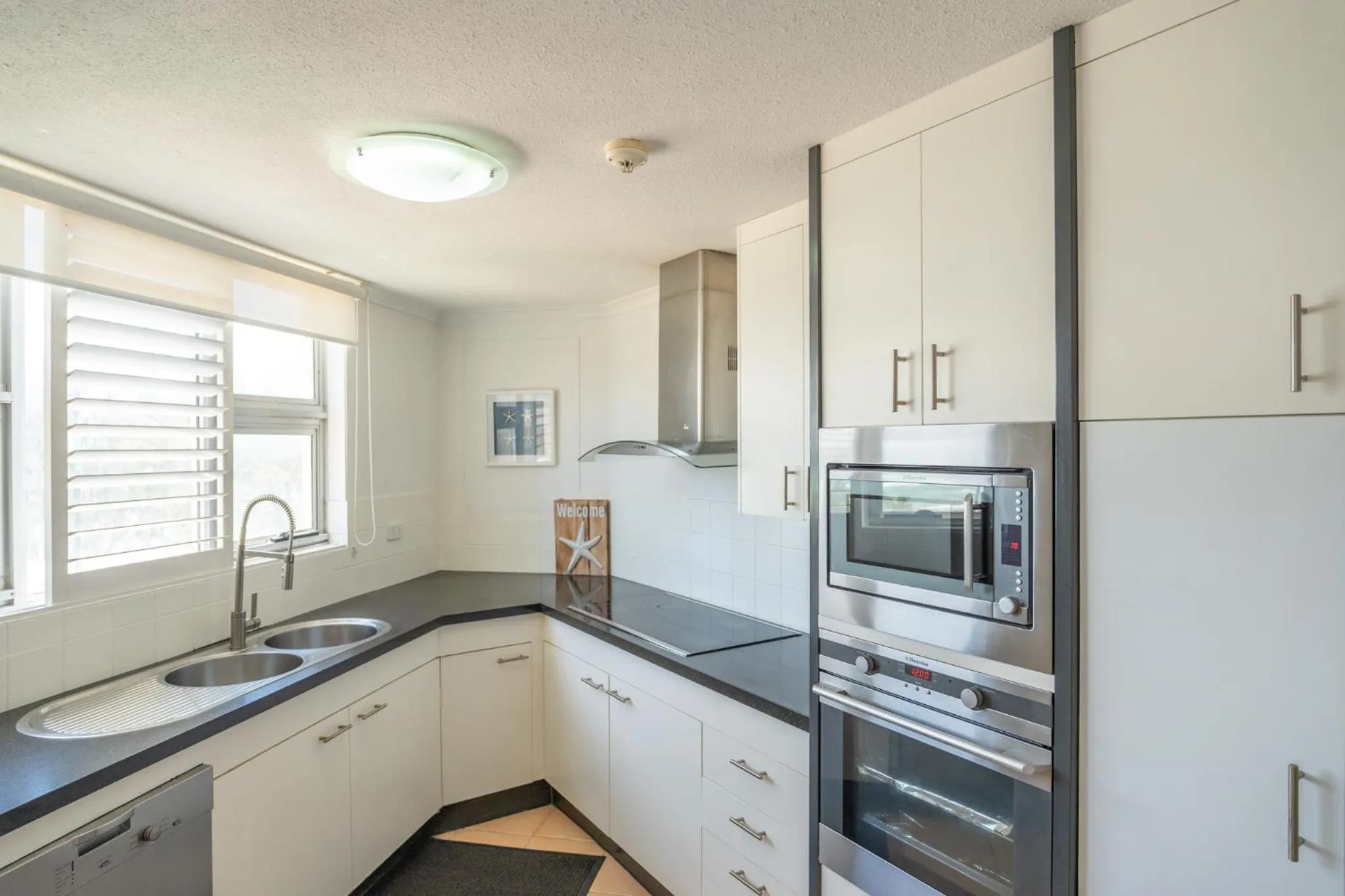 Kitchen or kitchenette in Grosvenor Beachfront Apartments Surfers Paradise