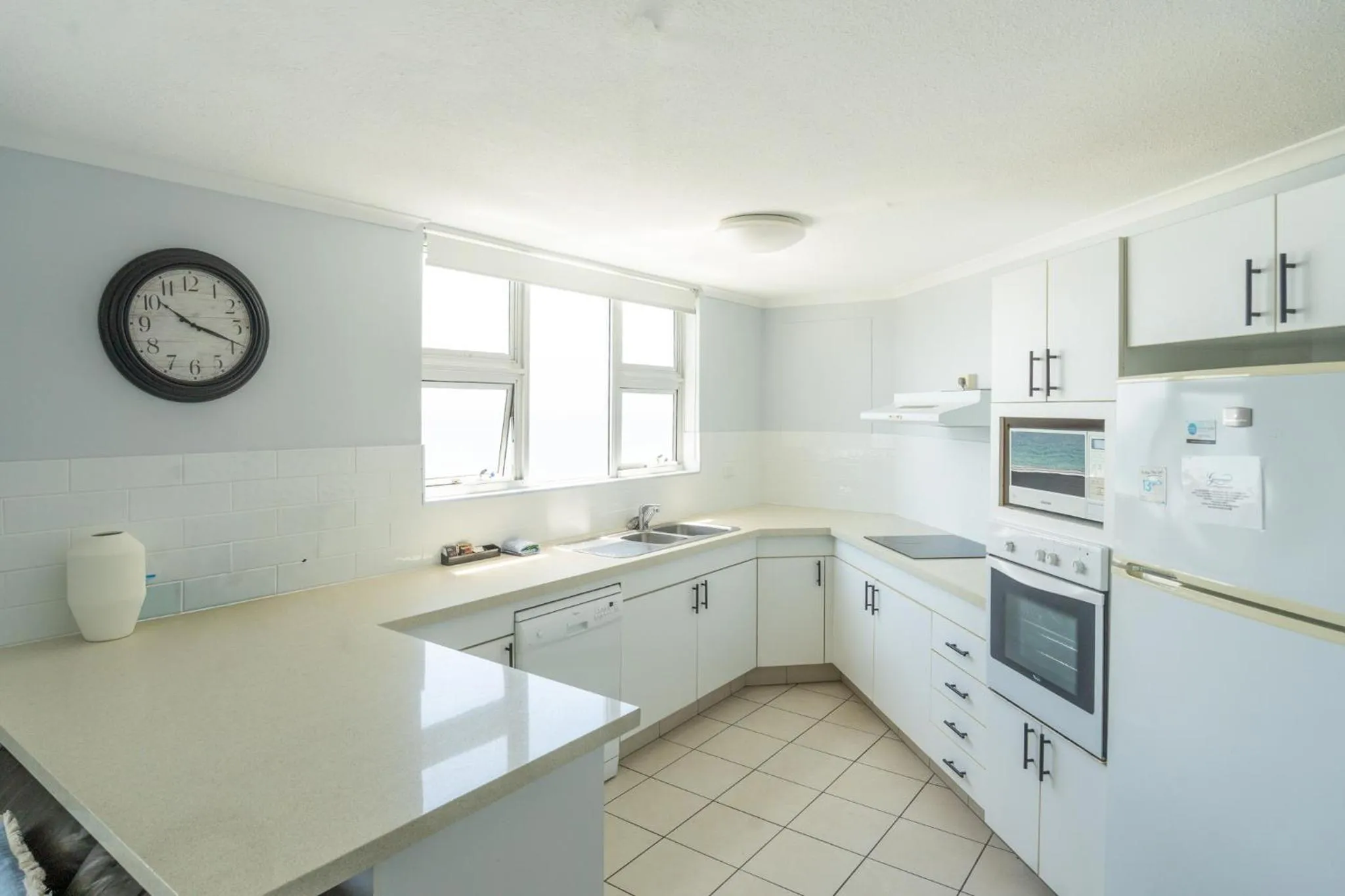 Kitchen or kitchenette in Grosvenor Beachfront Apartments Surfers Paradise