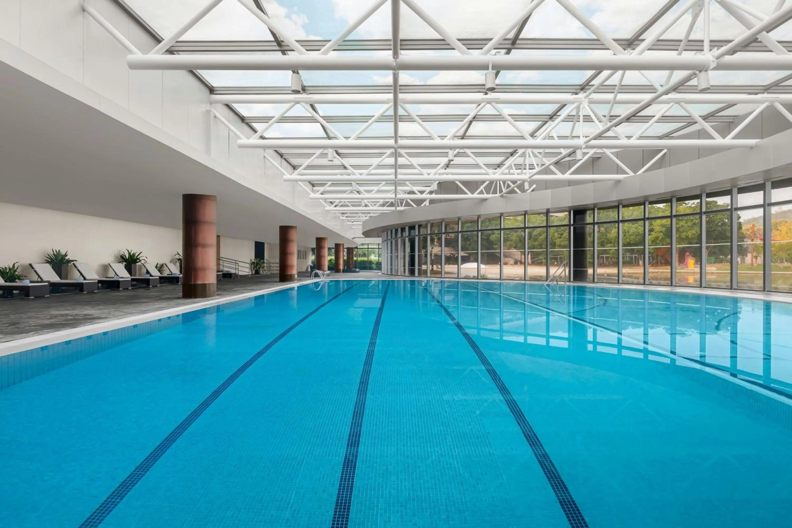 Swimming pool in Le Méridien Shanghai Sheshan