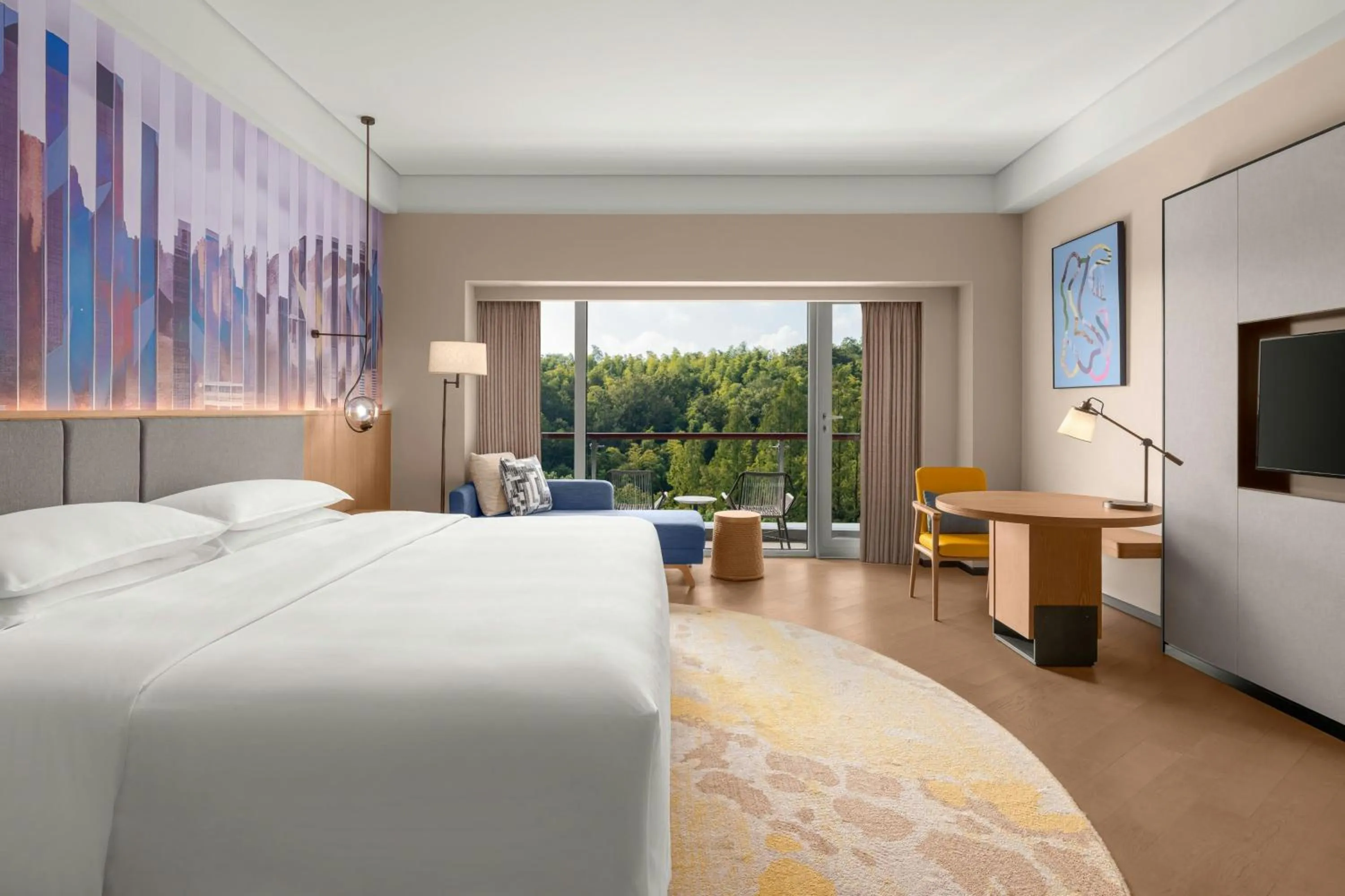 Photo of the whole room, Bed in Le Méridien Shanghai Sheshan