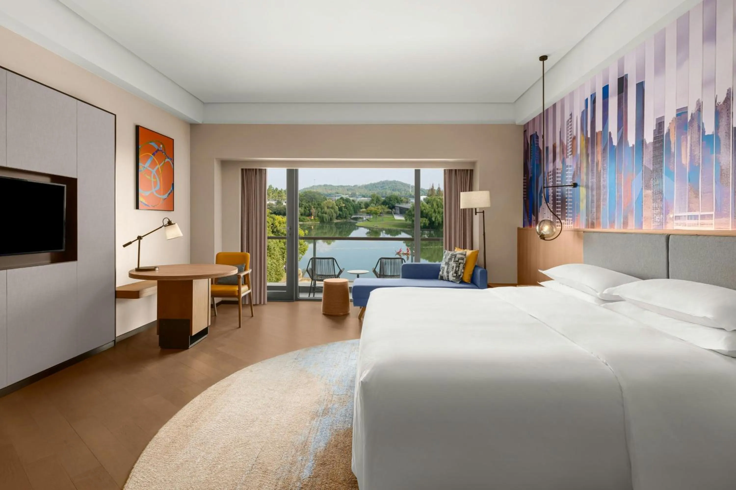 Photo of the whole room, Bed in Le Méridien Shanghai Sheshan