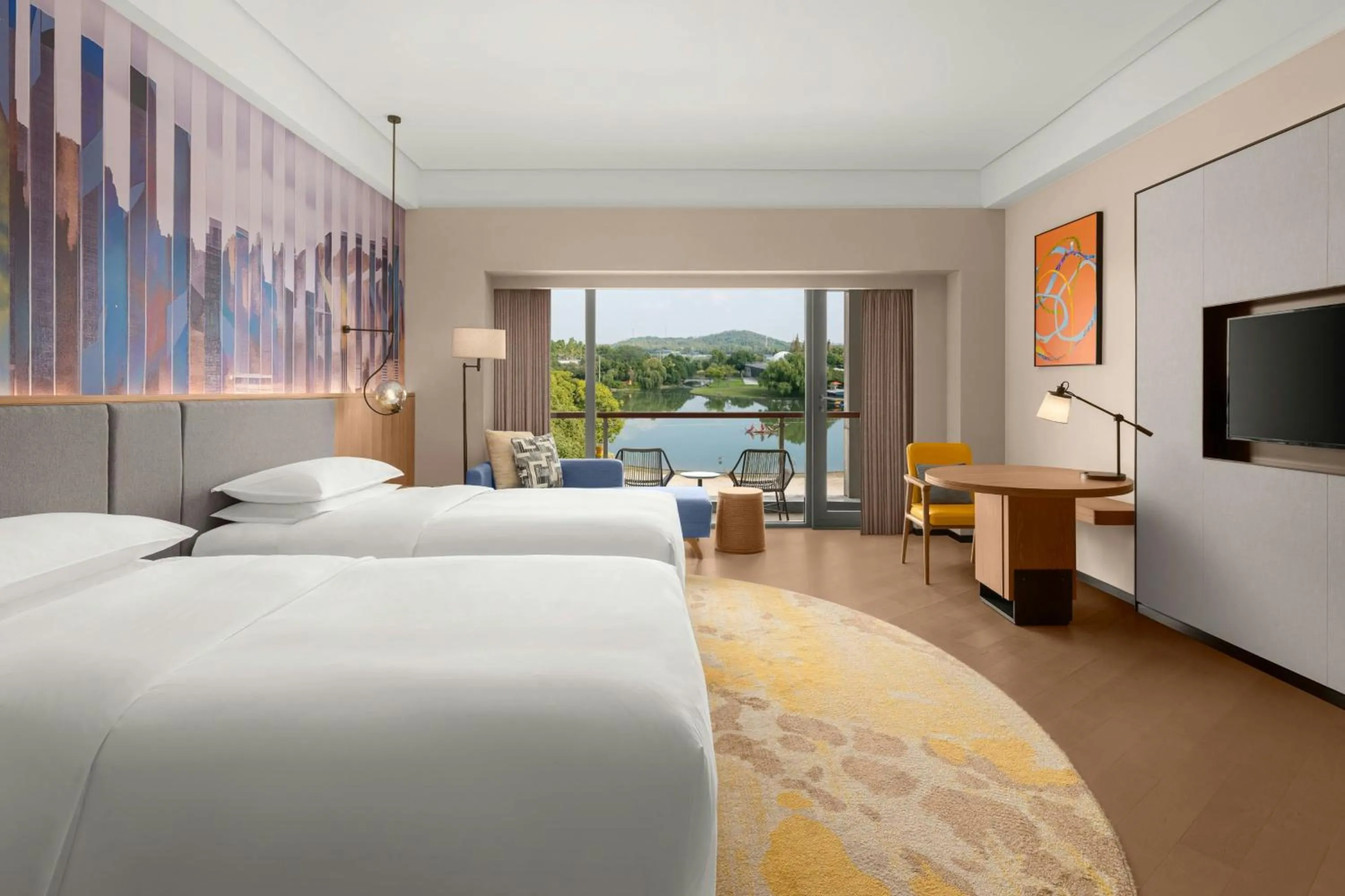 Photo of the whole room, Bed in Le Méridien Shanghai Sheshan