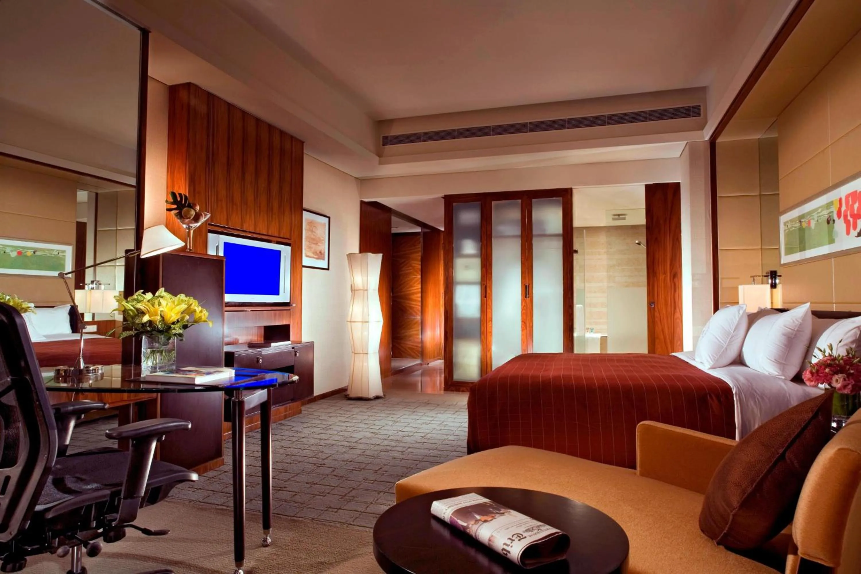 Photo of the whole room, Bed in Sheraton Grand Shanghai Pudong Hotel & Residences