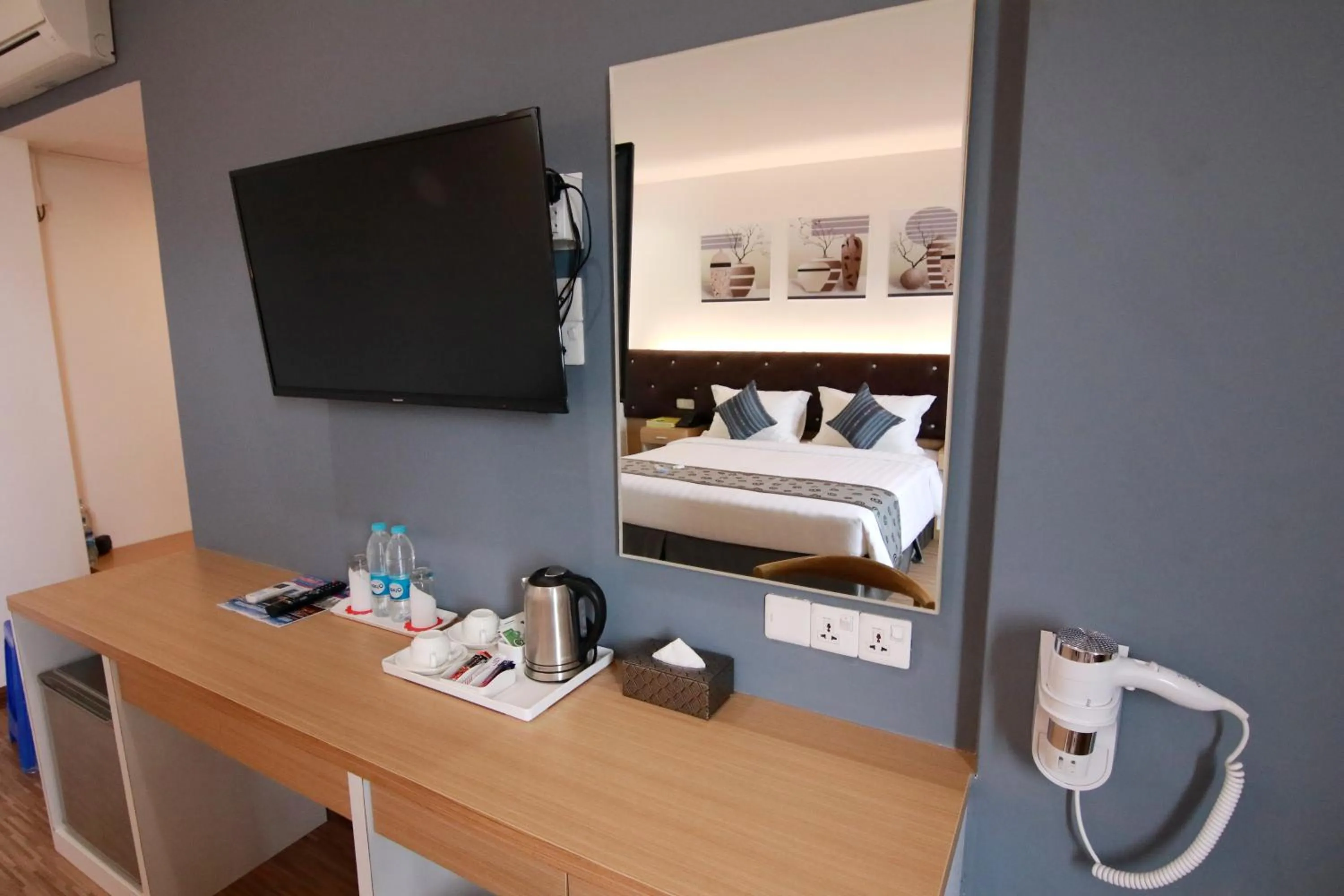 Restaurant/places to eat in Botahtaung Hotel