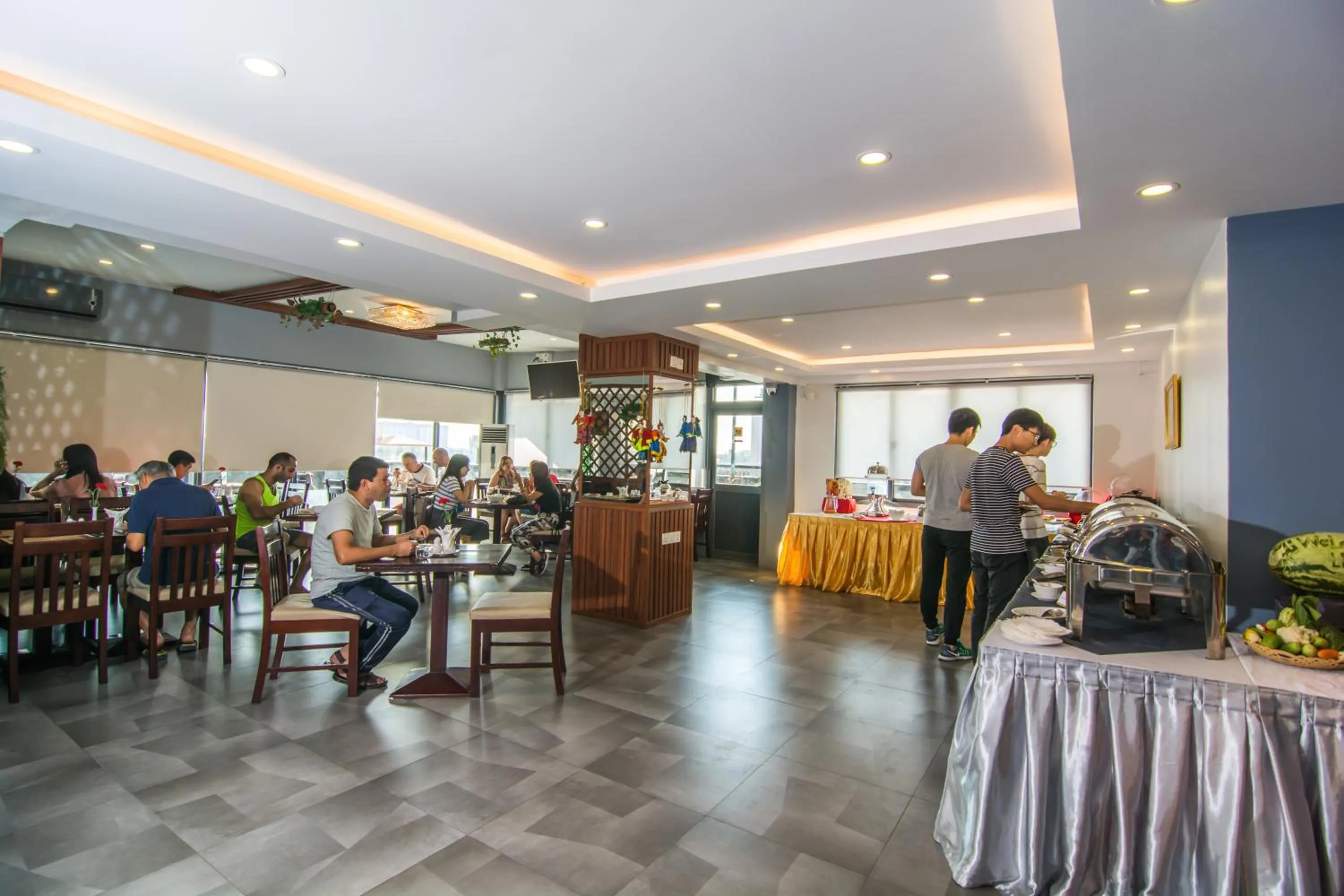 Restaurant/places to eat in Botahtaung Hotel