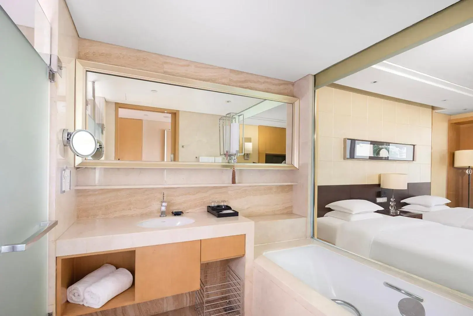 Club Twin Room with City View in Sheraton Wuxi Binhu Hotel Club Twin Room with City View in Sheraton Wuxi Binhu Hotel