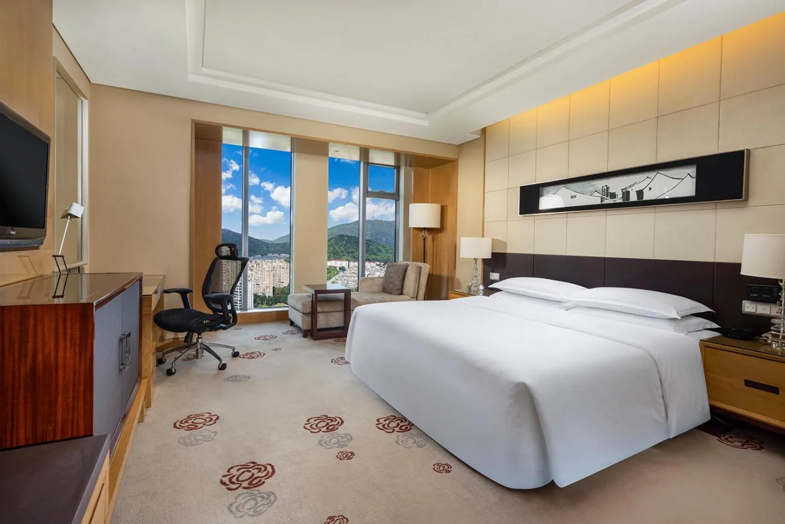 Photo of the whole room, Bed in Sheraton Wuxi Binhu Hotel