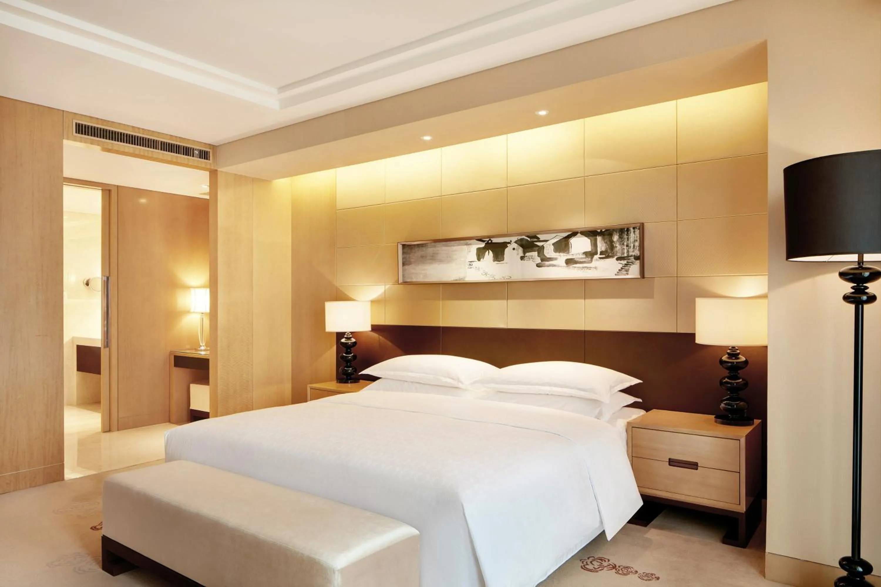 Bed in Sheraton Wuxi Binhu Hotel