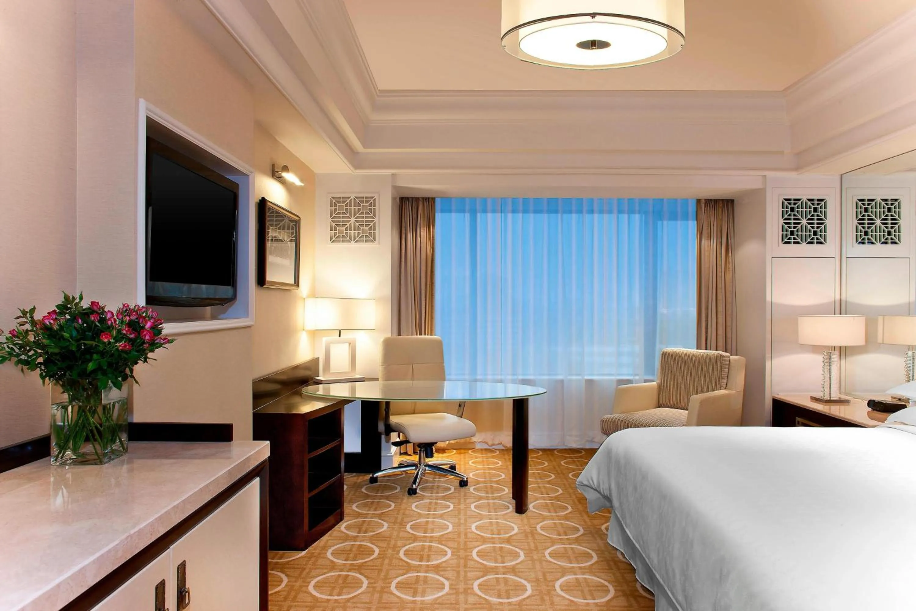 Photo of the whole room, Bed in Sheraton Xi'an Hotel