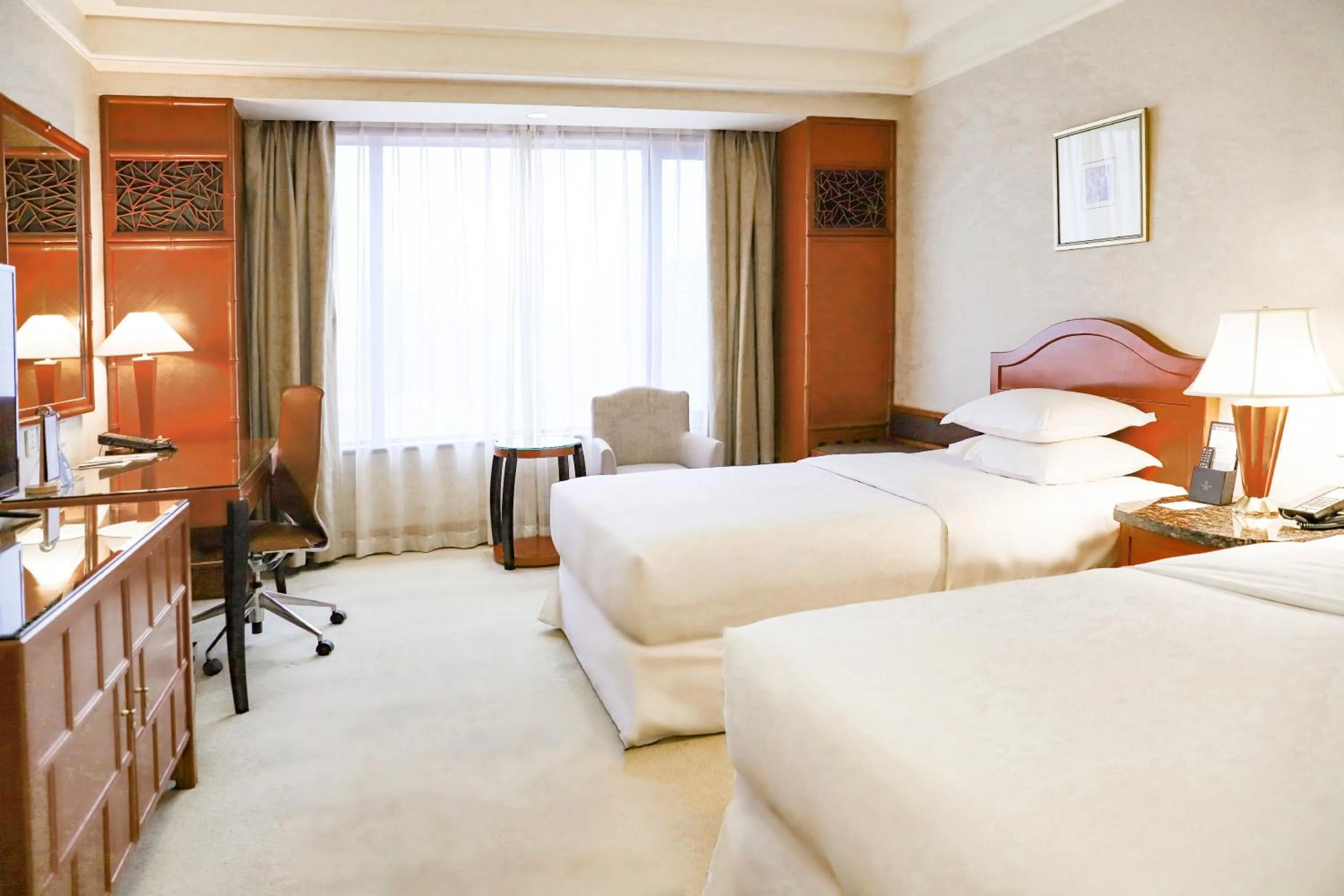 Photo of the whole room, Bed in Sheraton Xi'an Hotel
