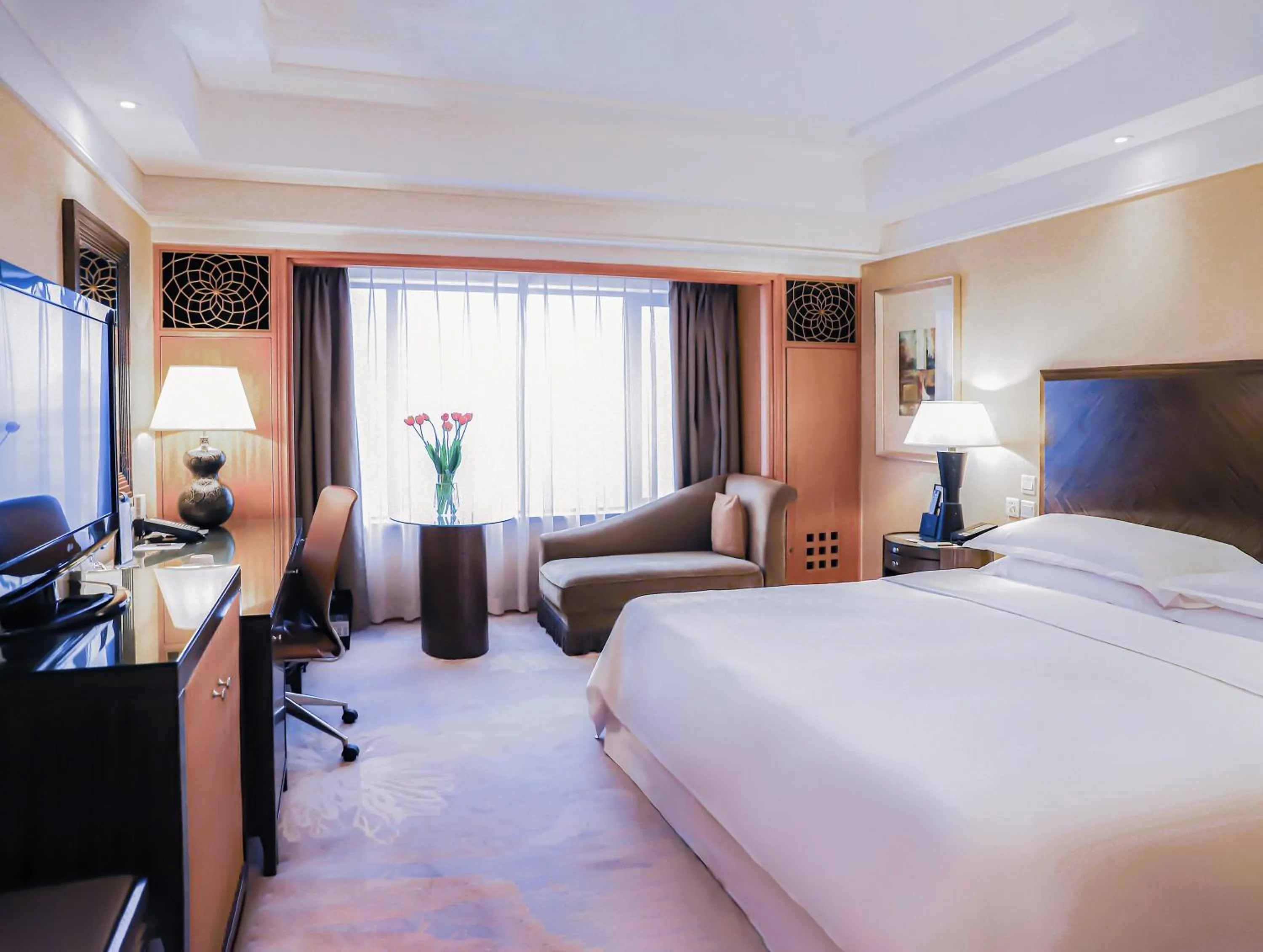 Photo of the whole room, Bed in Sheraton Xi'an Hotel