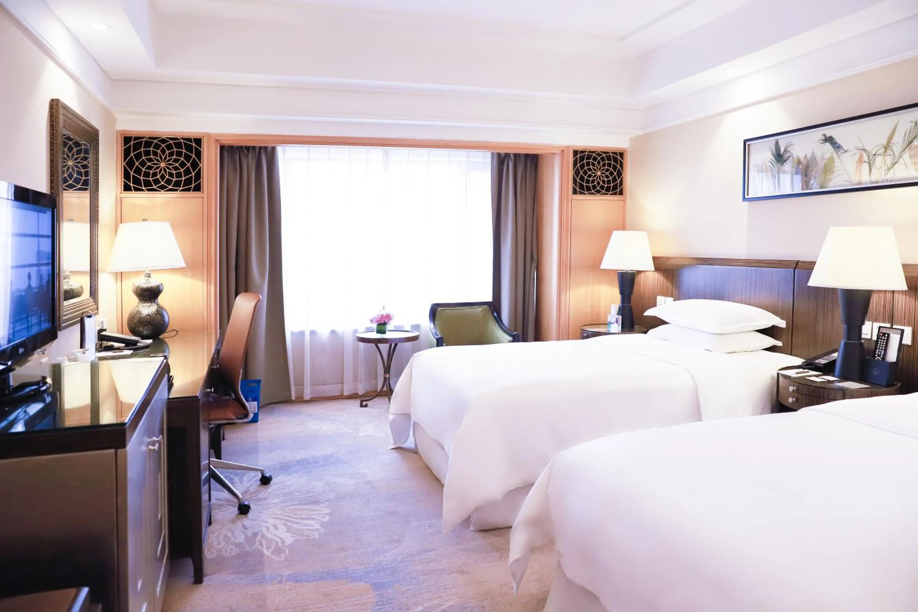 Photo of the whole room, Bed in Sheraton Xi'an Hotel