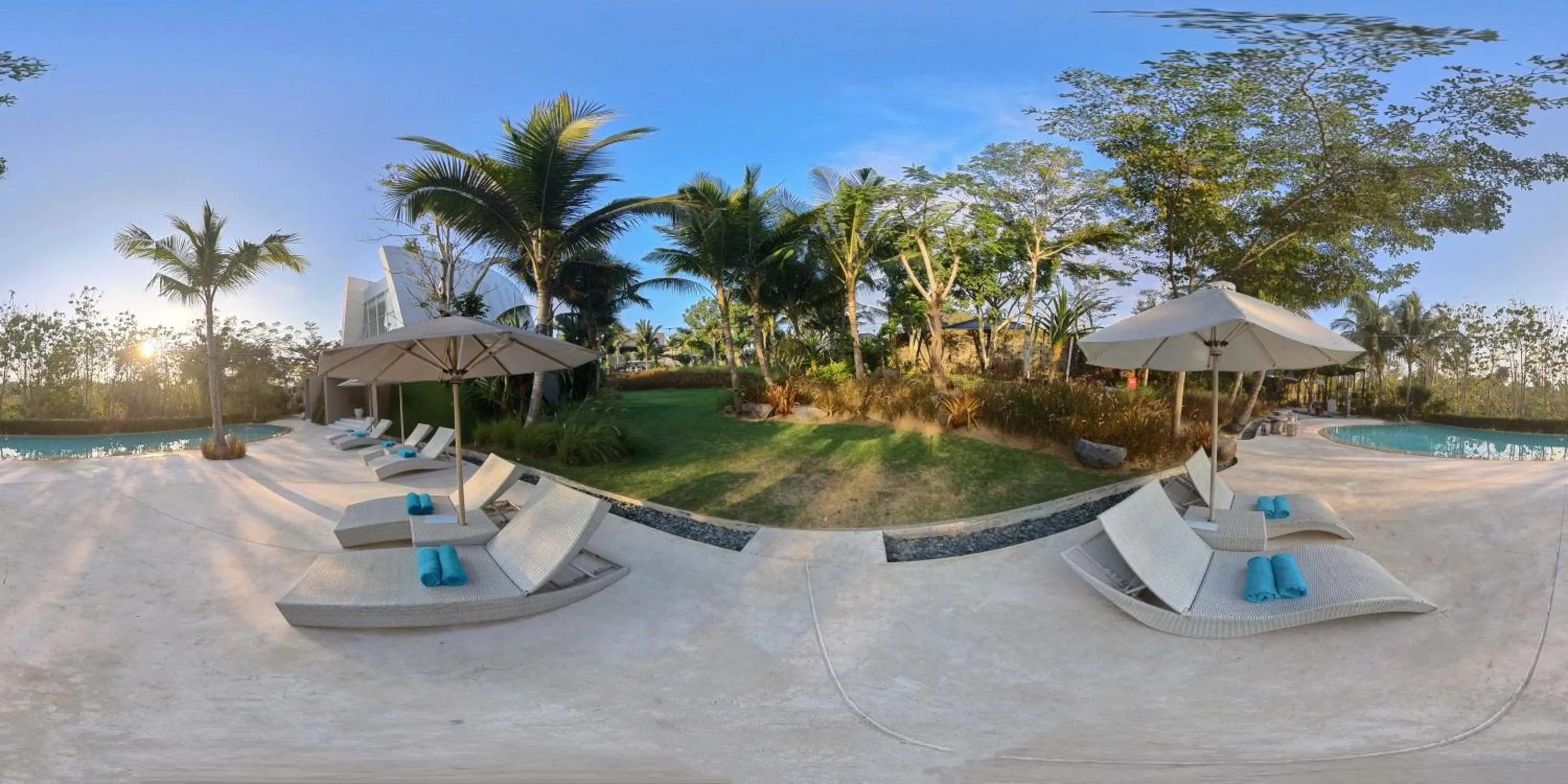 Swimming pool in Cross Bali Breakers