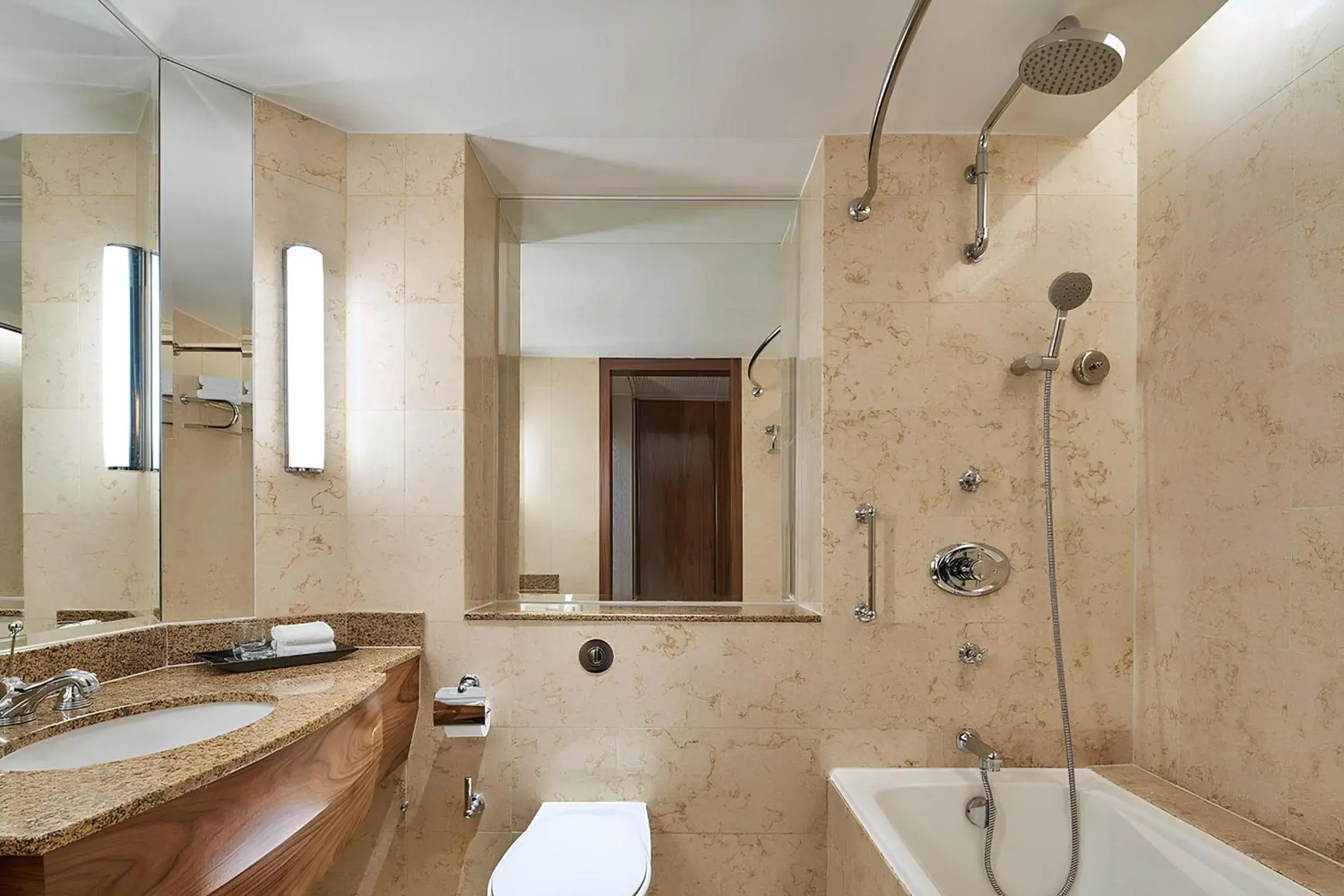 Executive Business Twin Room, High Floor in Sheraton Towers Singapore Hotel Executive Business Twin Room, High Floor in Sheraton Towers Singapore Hotel