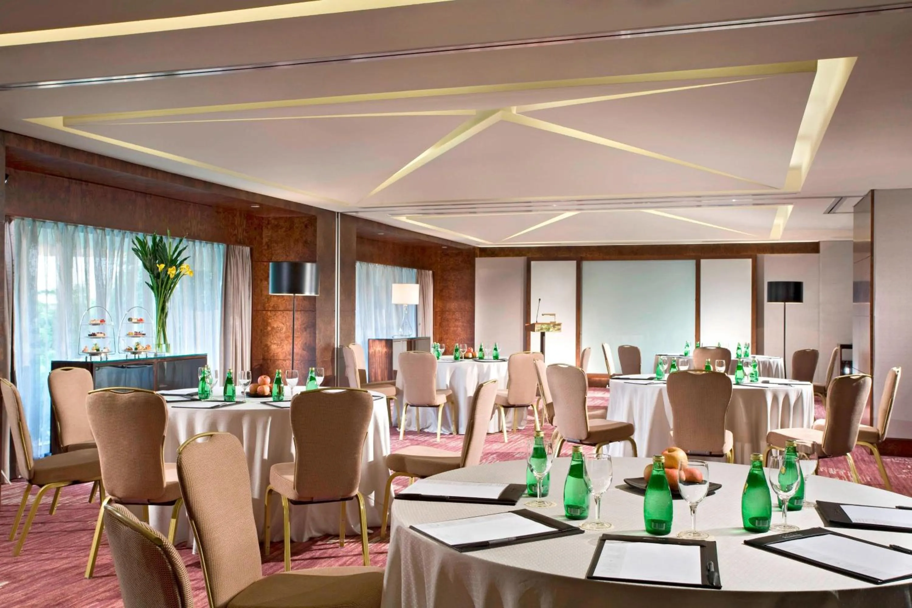 Meeting/conference room in Sheraton Towers Singapore Hotel