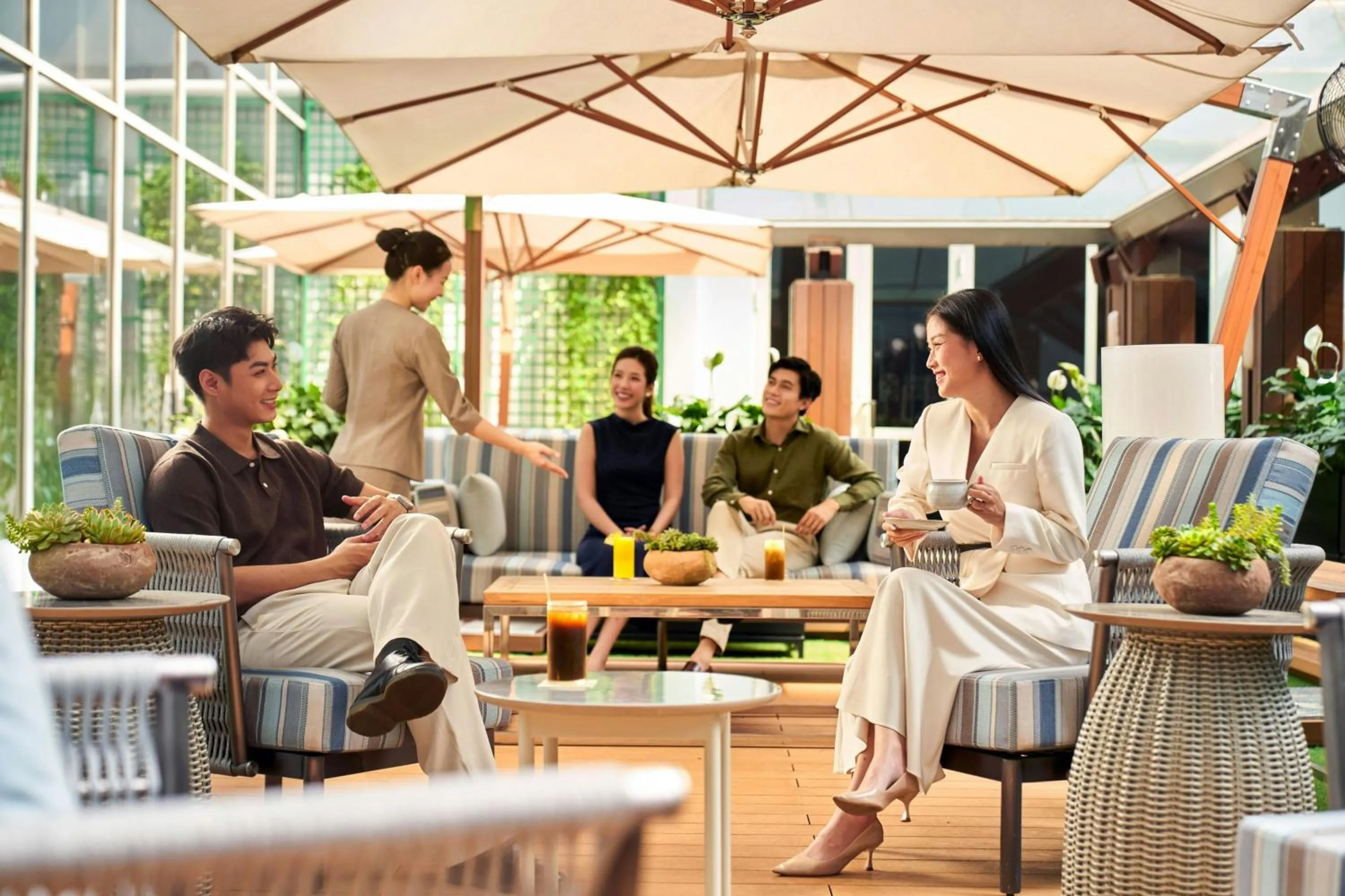 Lounge or bar in Sheraton Saigon Grand Opera Hotel