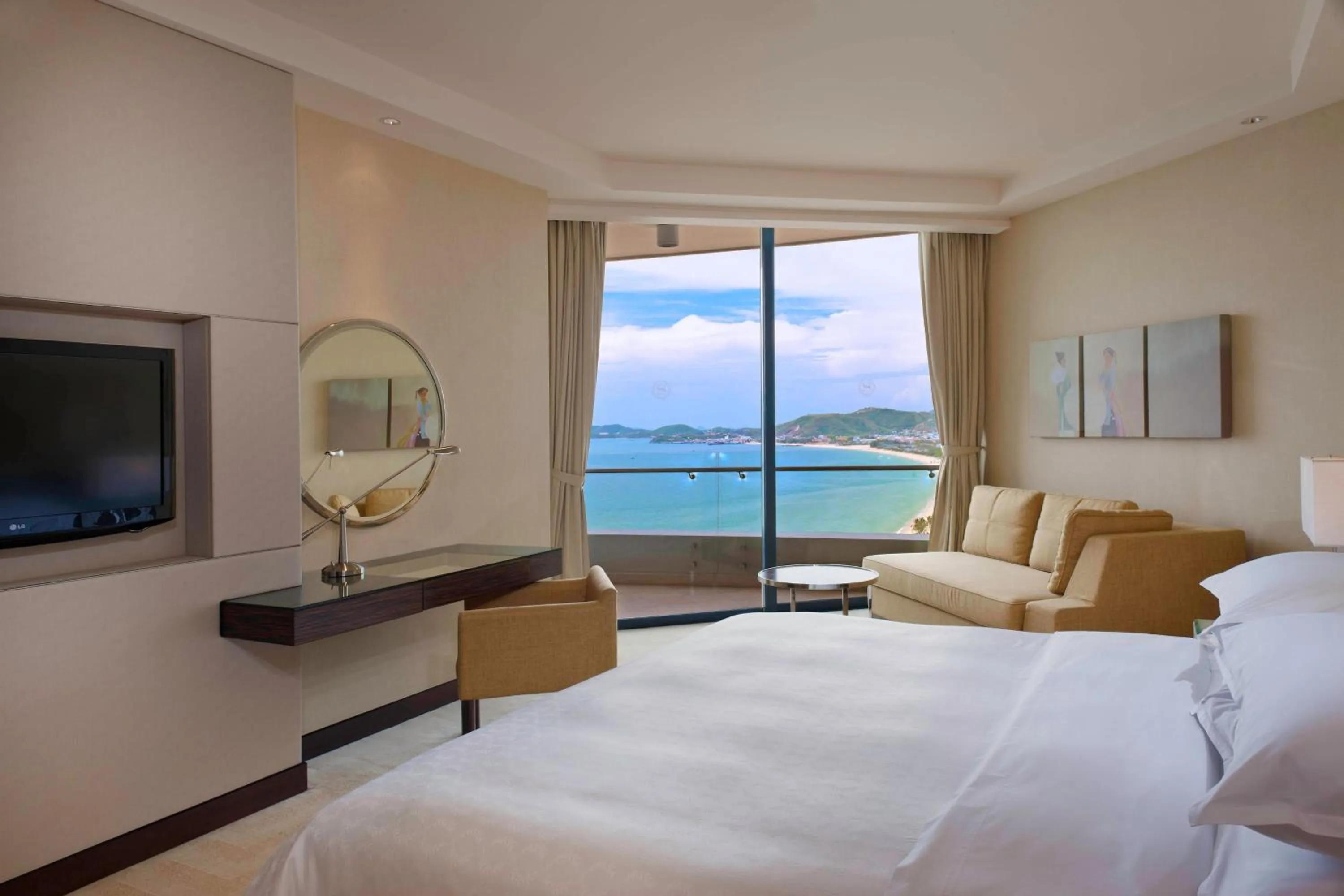 Bedroom, Bed in Sheraton Nha Trang Hotel & Spa