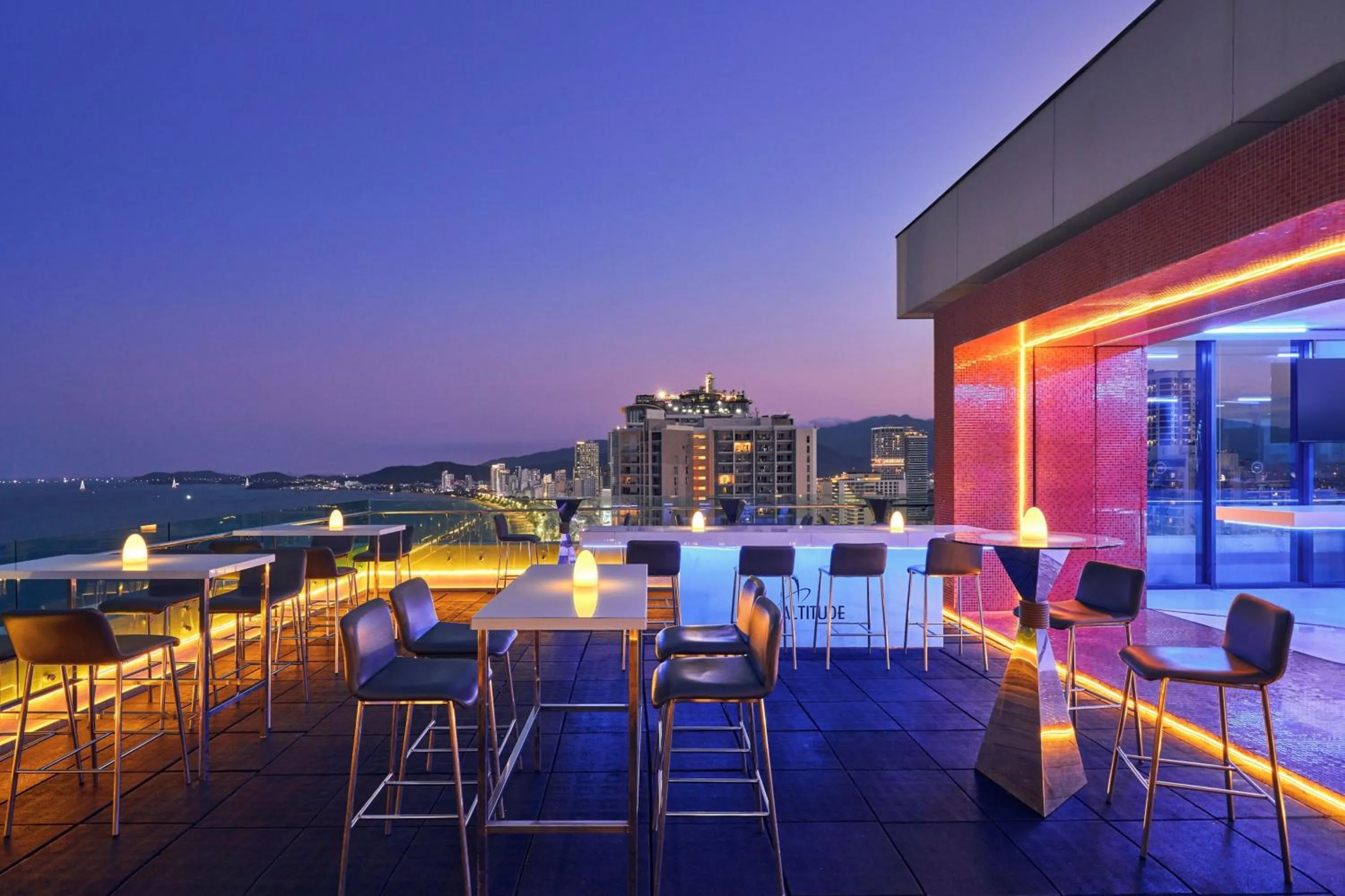 Lounge or bar in Sheraton Nha Trang Hotel & Spa