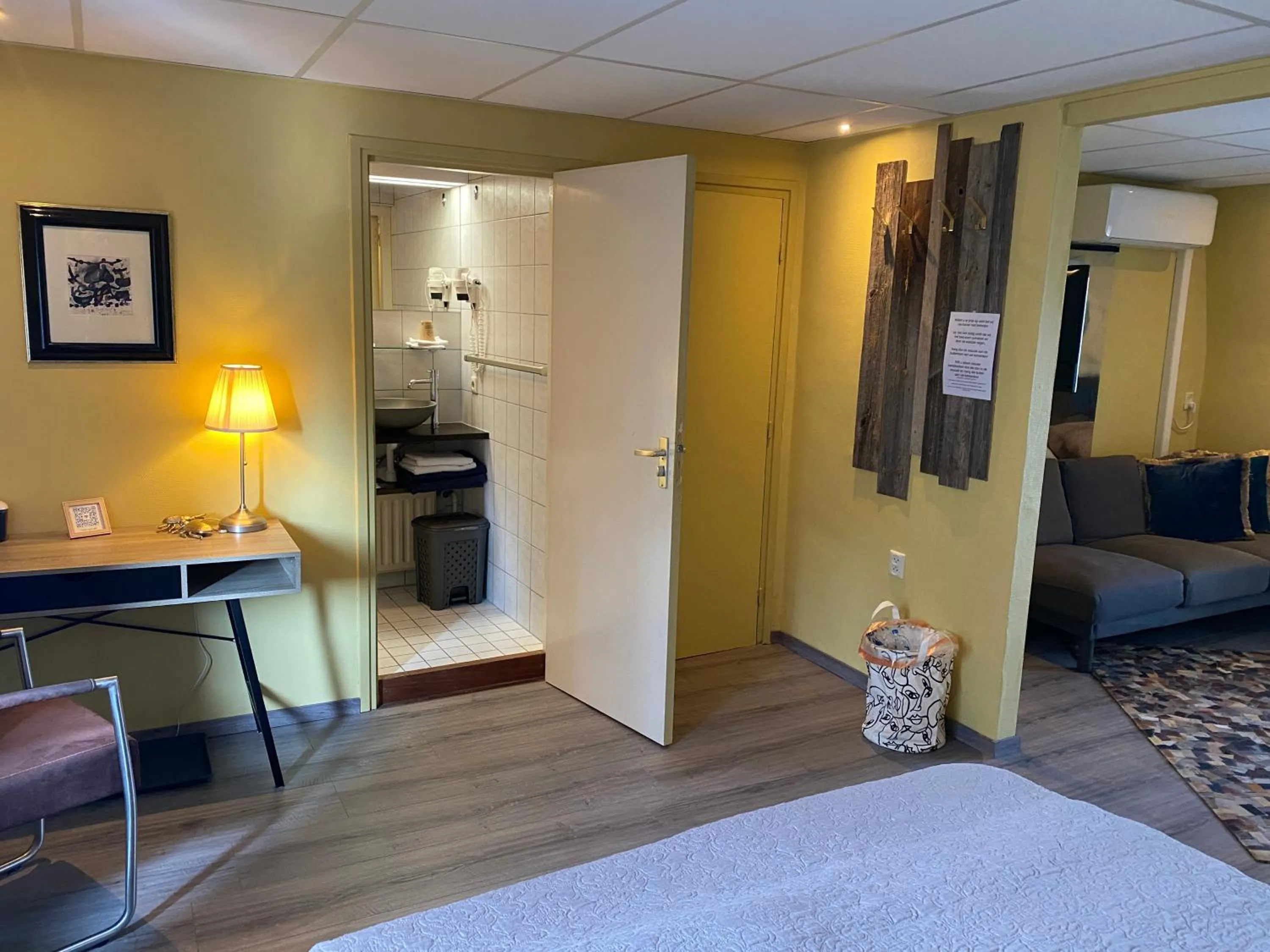 Photo of the whole room, Bed in De Post B&B Restaurant