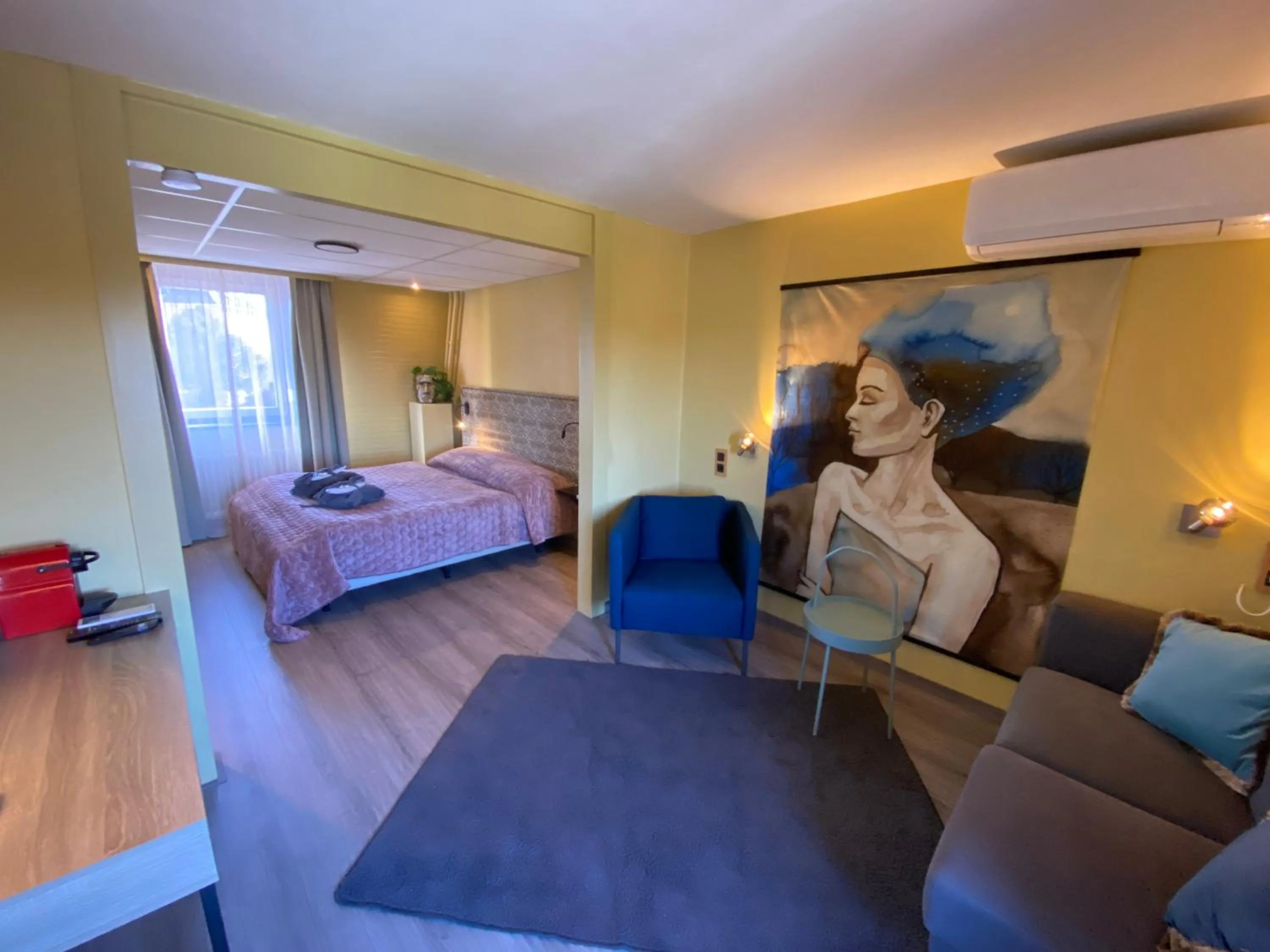 Photo of the whole room, Bed in De Post B&B Restaurant