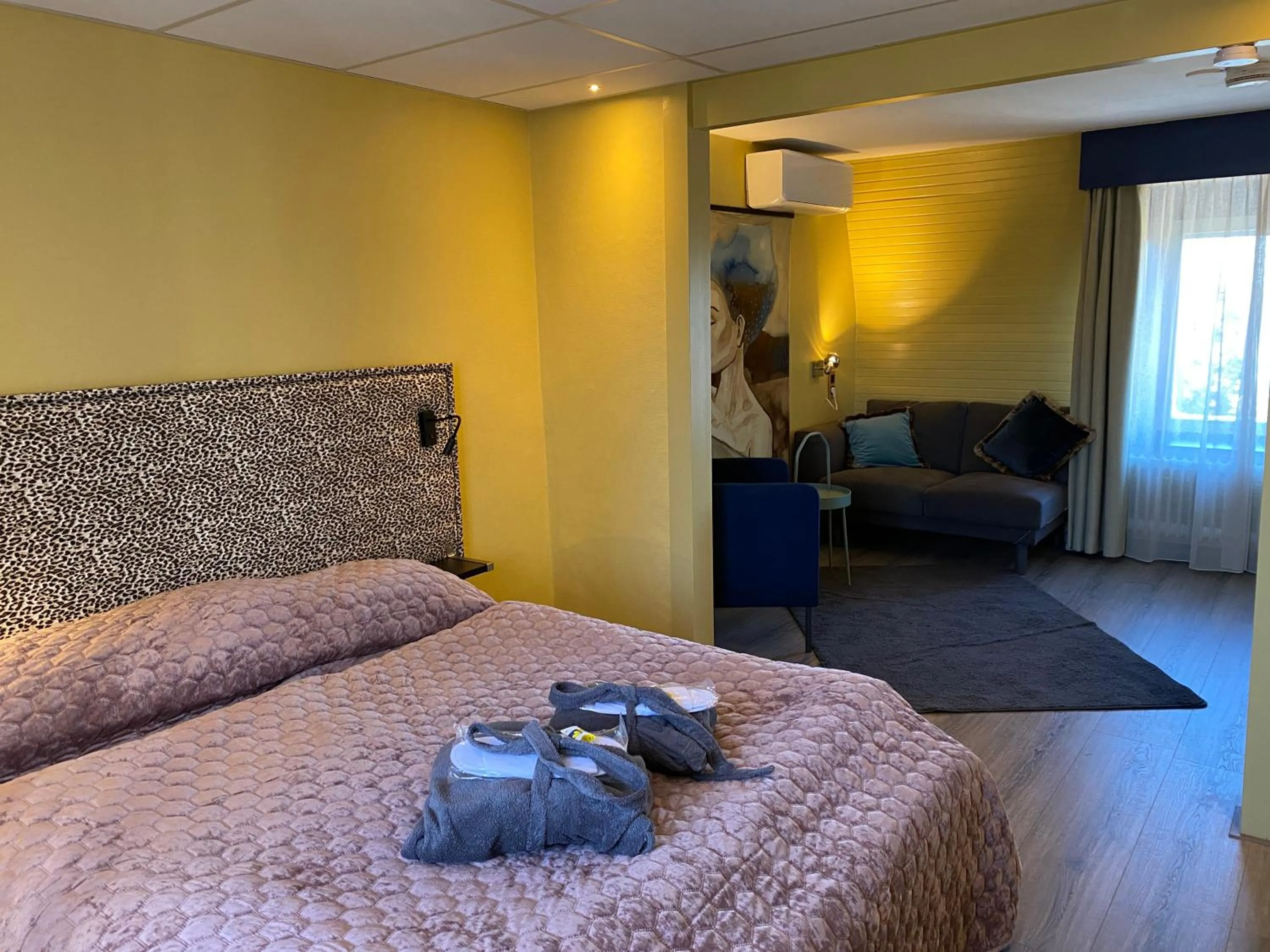 Photo of the whole room, Bed in De Post B&B Restaurant