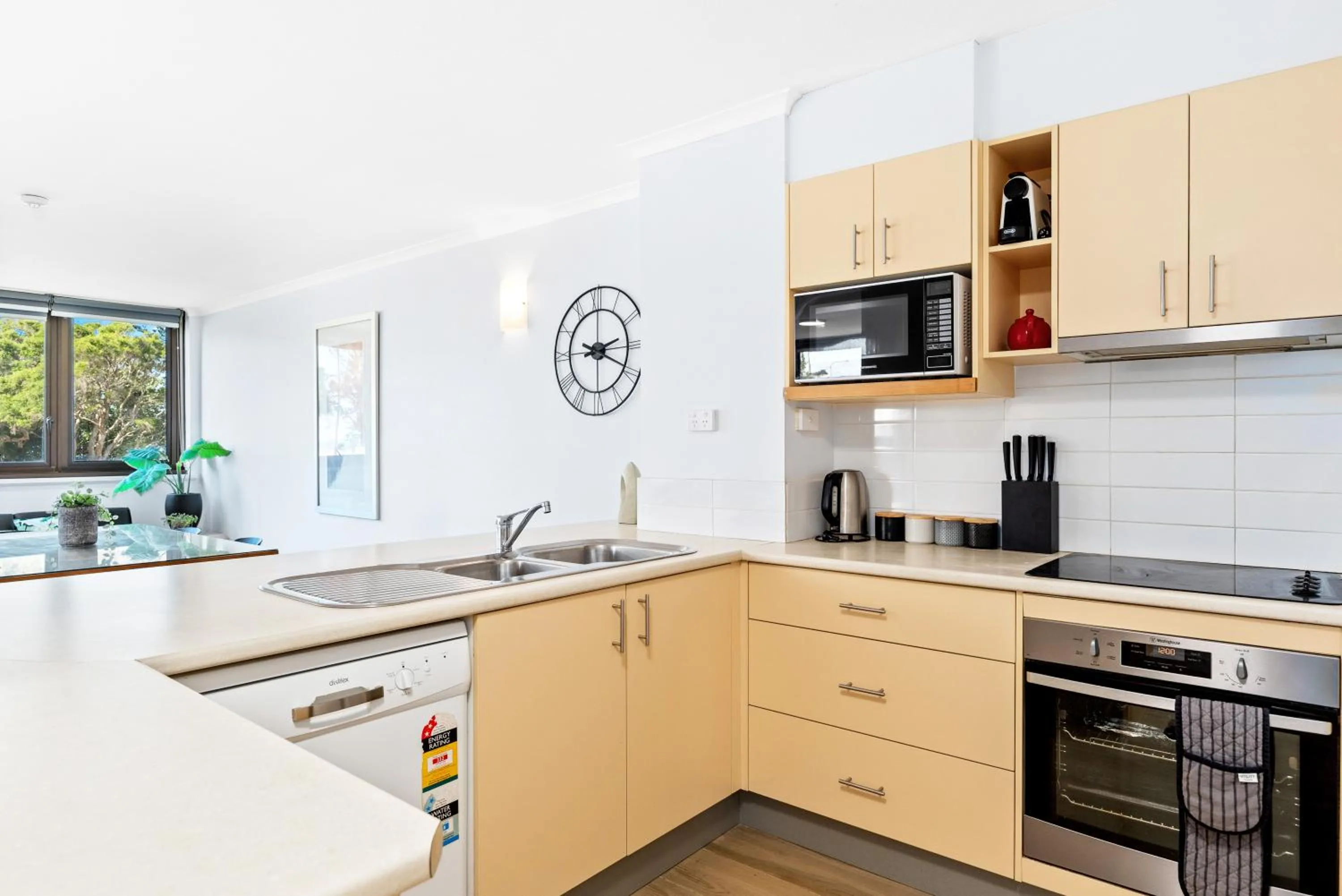 Kitchen or kitchenette in Windward Apartments
