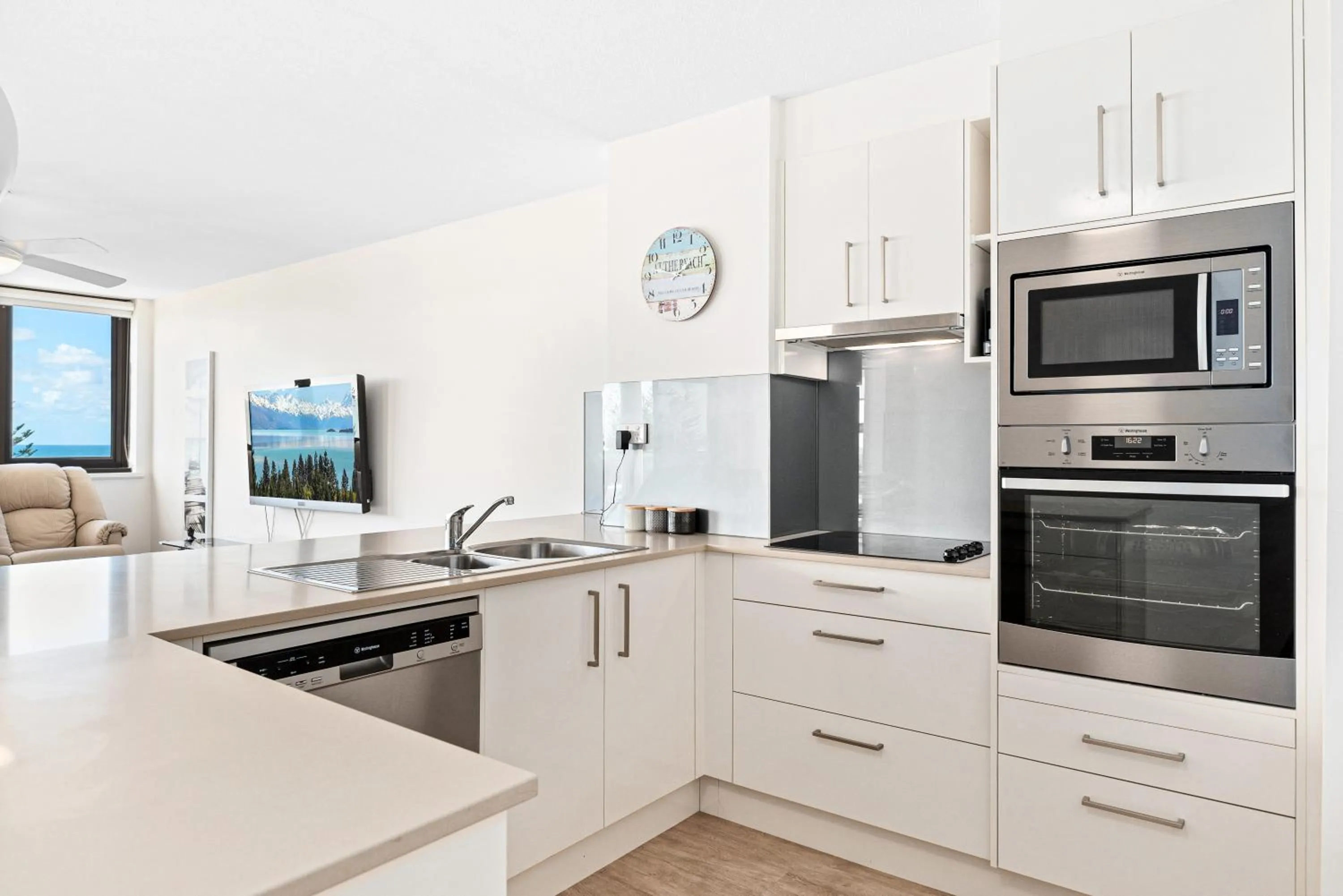 Kitchen or kitchenette in Windward Apartments