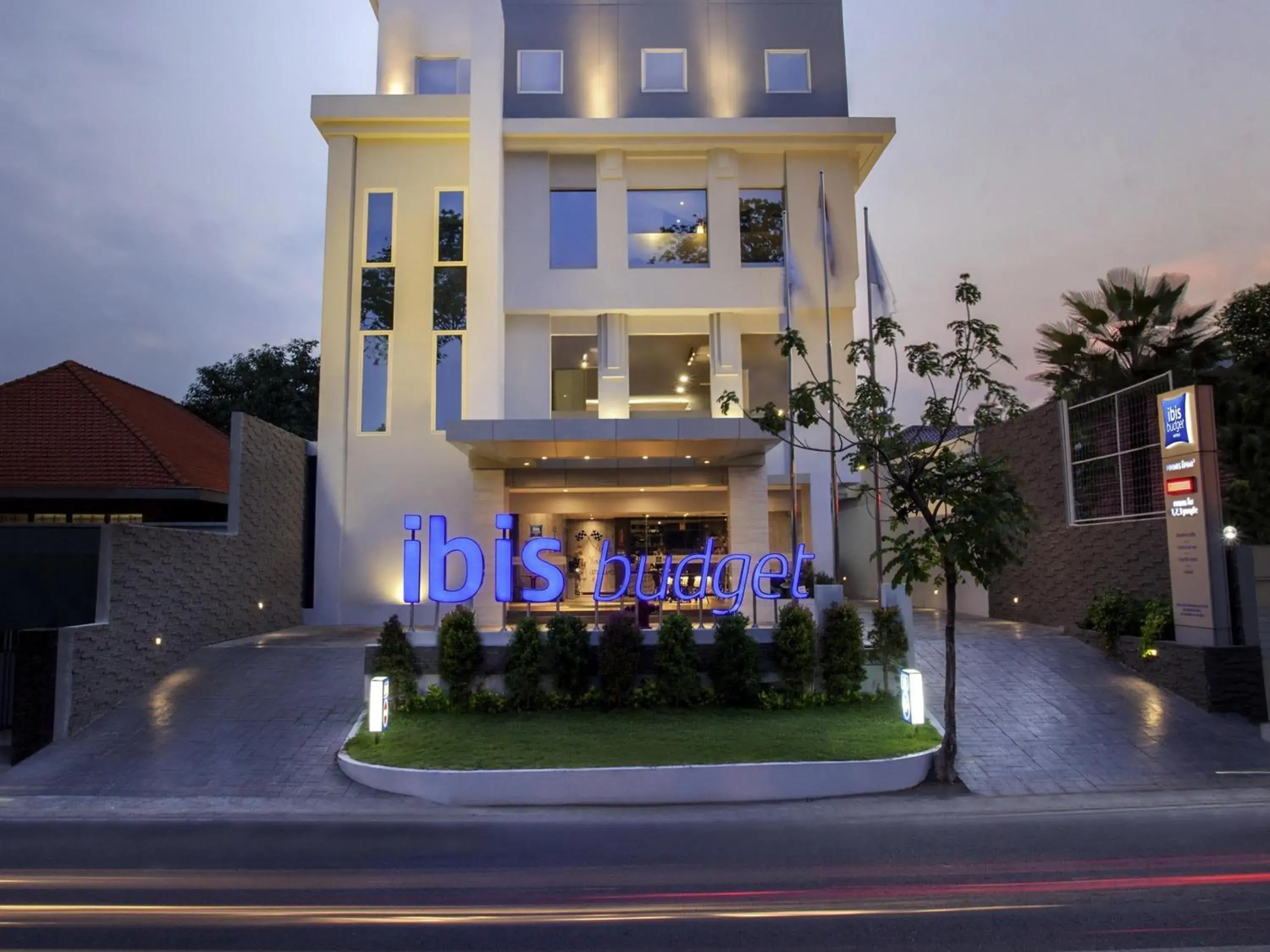 Property building in ibis budget Surabaya Diponegoro Property building in ibis budget Surabaya Diponegoro