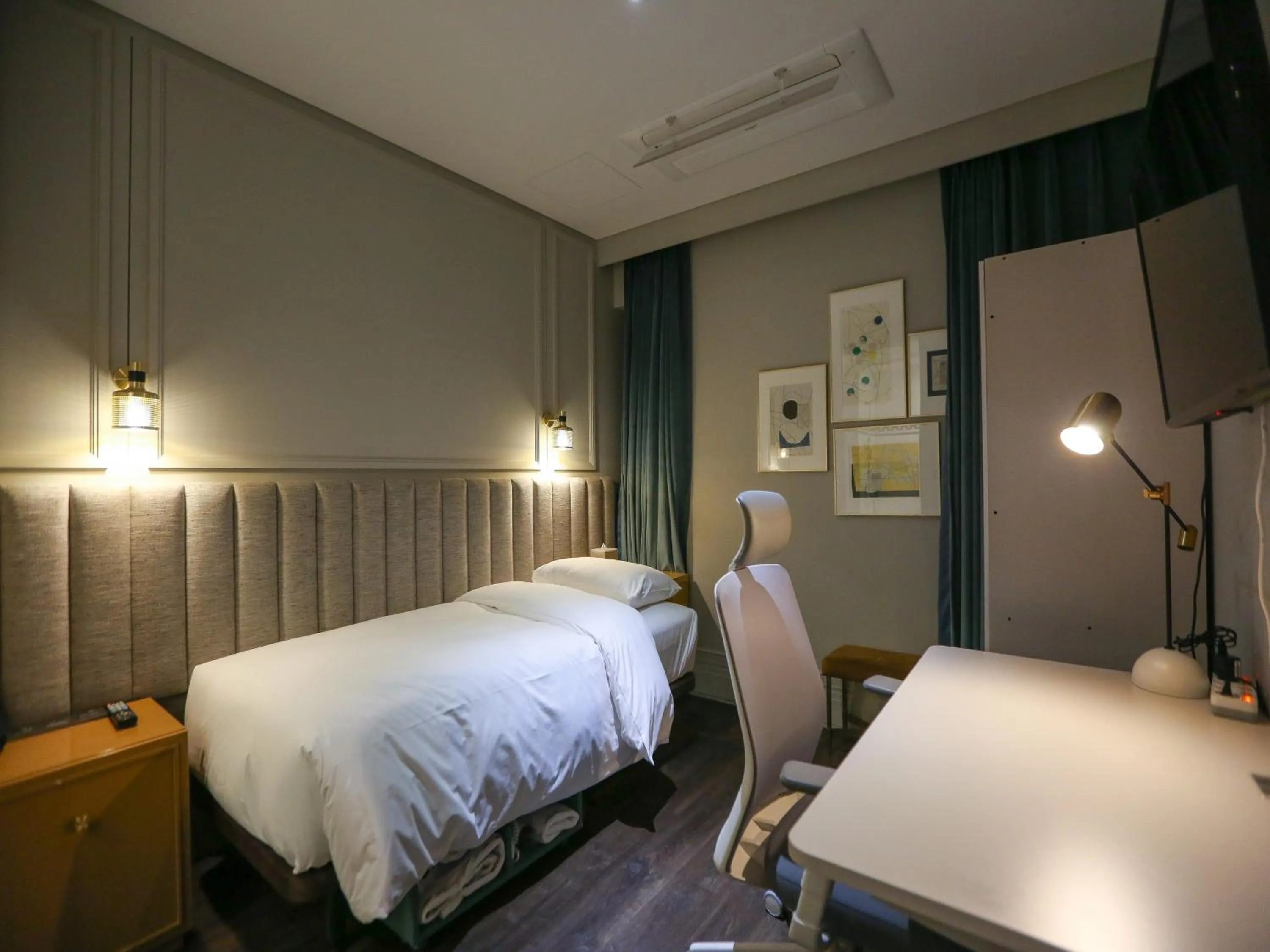 Photo of the whole room, Bed in Hotel Crescendo Seoul