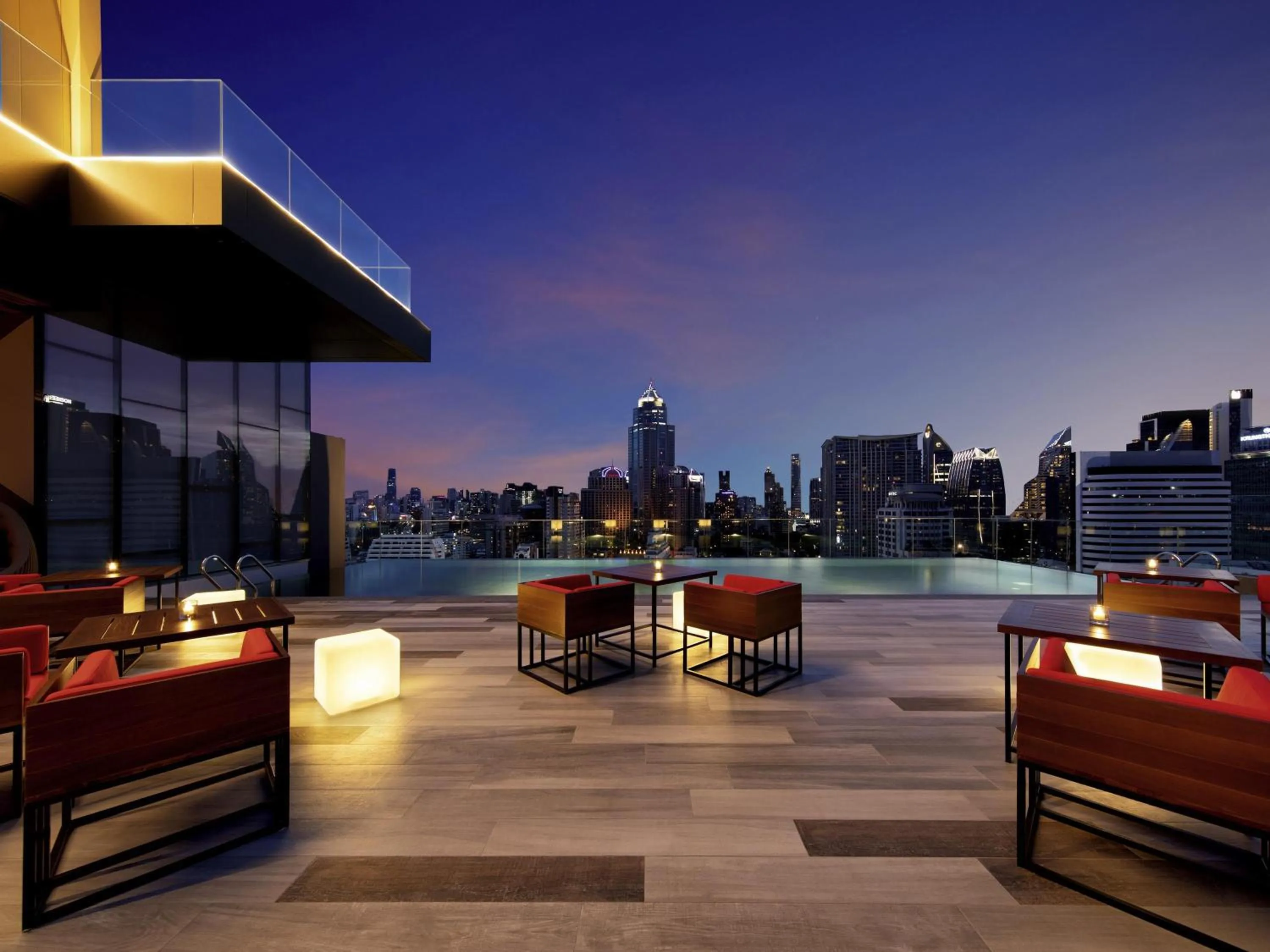 Lounge or bar in Novotel Bangkok Sukhumvit 4