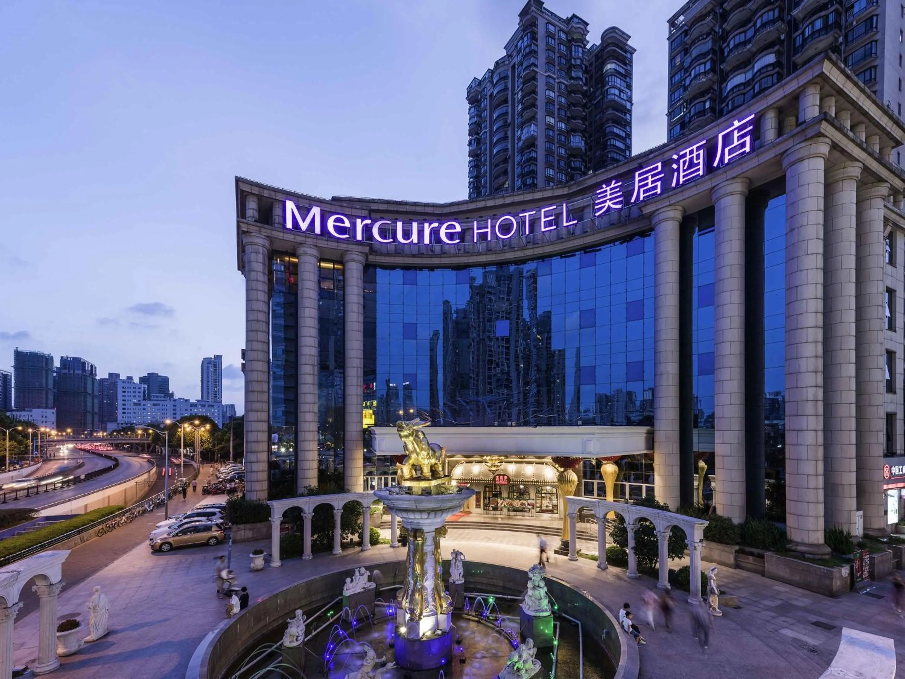 Property building in Mercure Shanghai Yu Garden On the Bund - 5 mins taxi to Nanjing Road and Bund