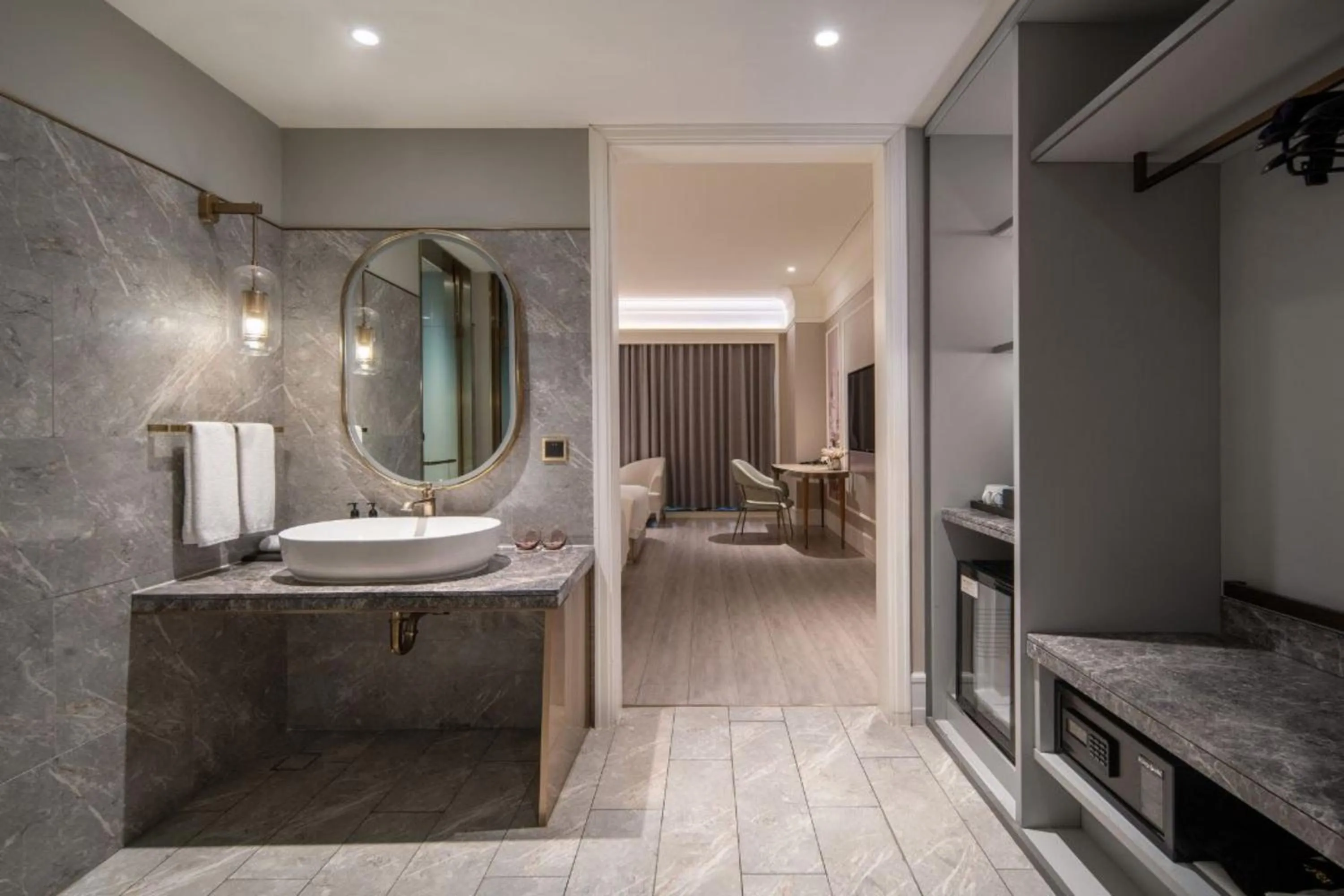 Bed in Mercure Shanghai Yu Garden On the Bund - 5 mins taxi to Nanjing Road and Bund