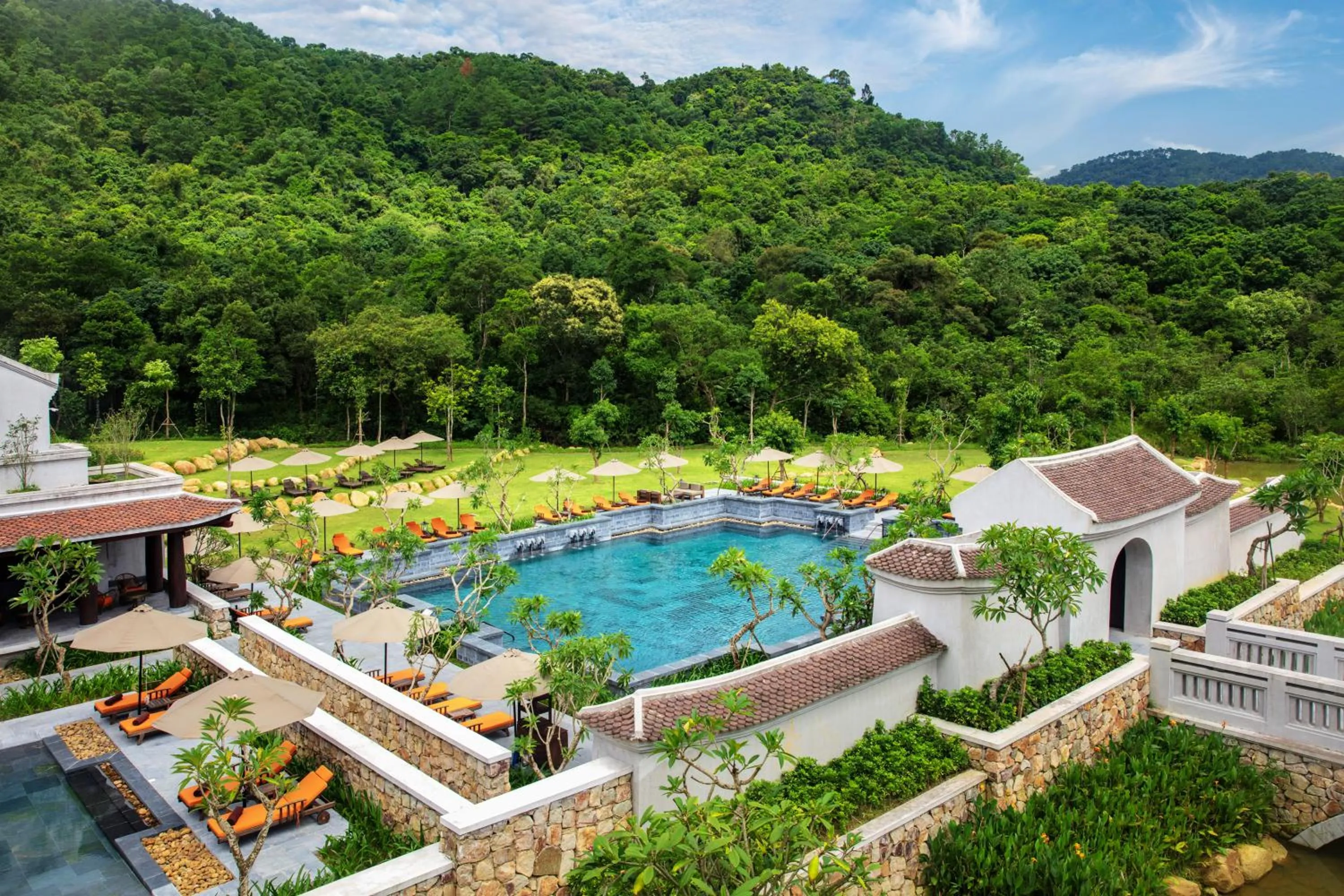 Swimming pool in Legacy Yen Tu - MGallery