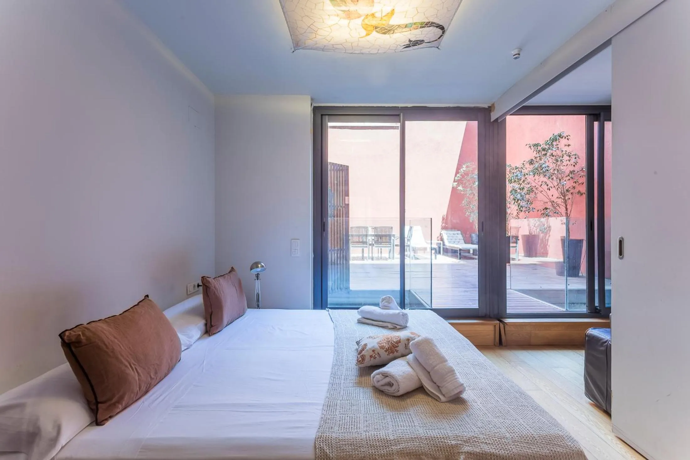 Bed in My Space Barcelona Pool City Center