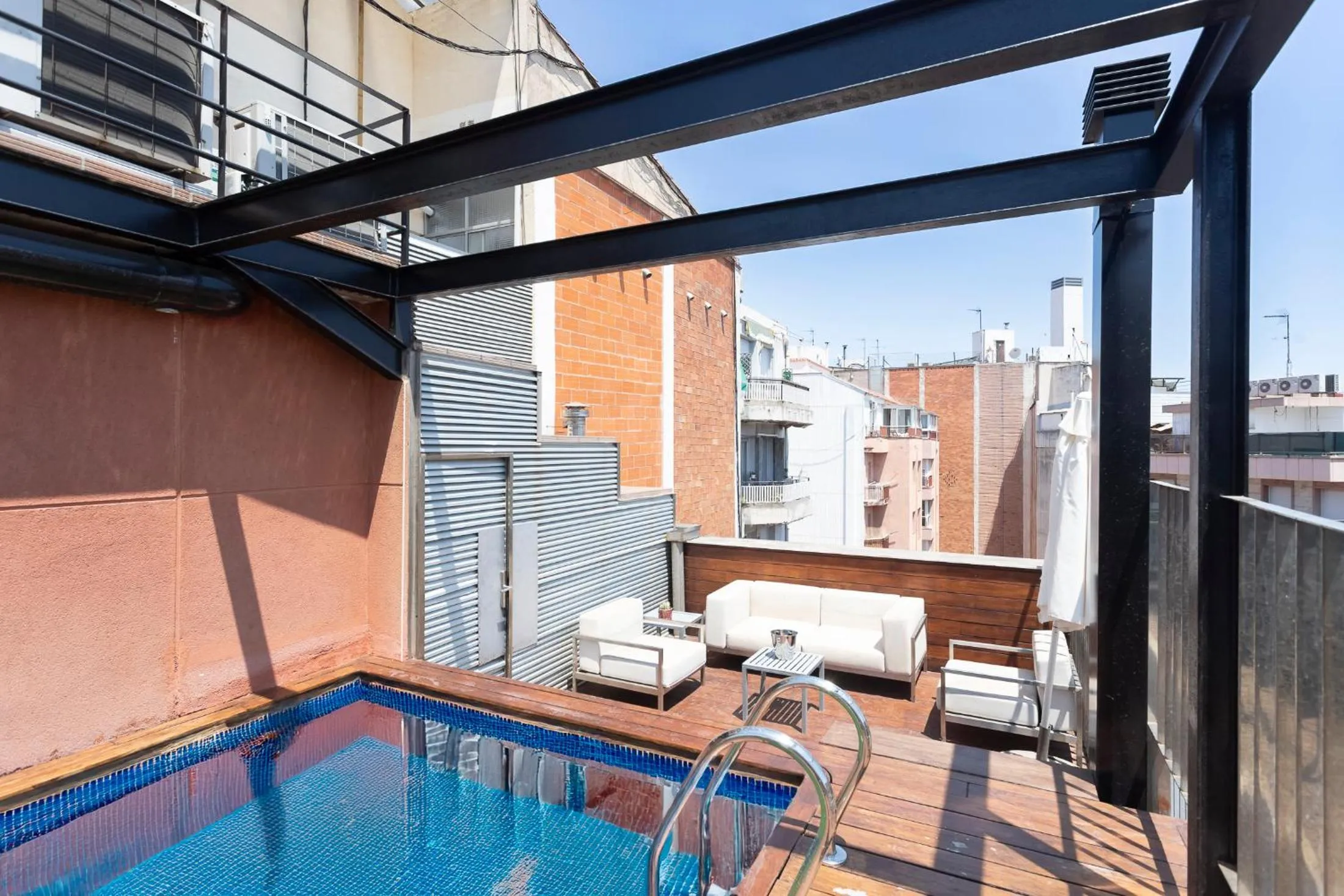 Property building in My Space Barcelona Pool City Center