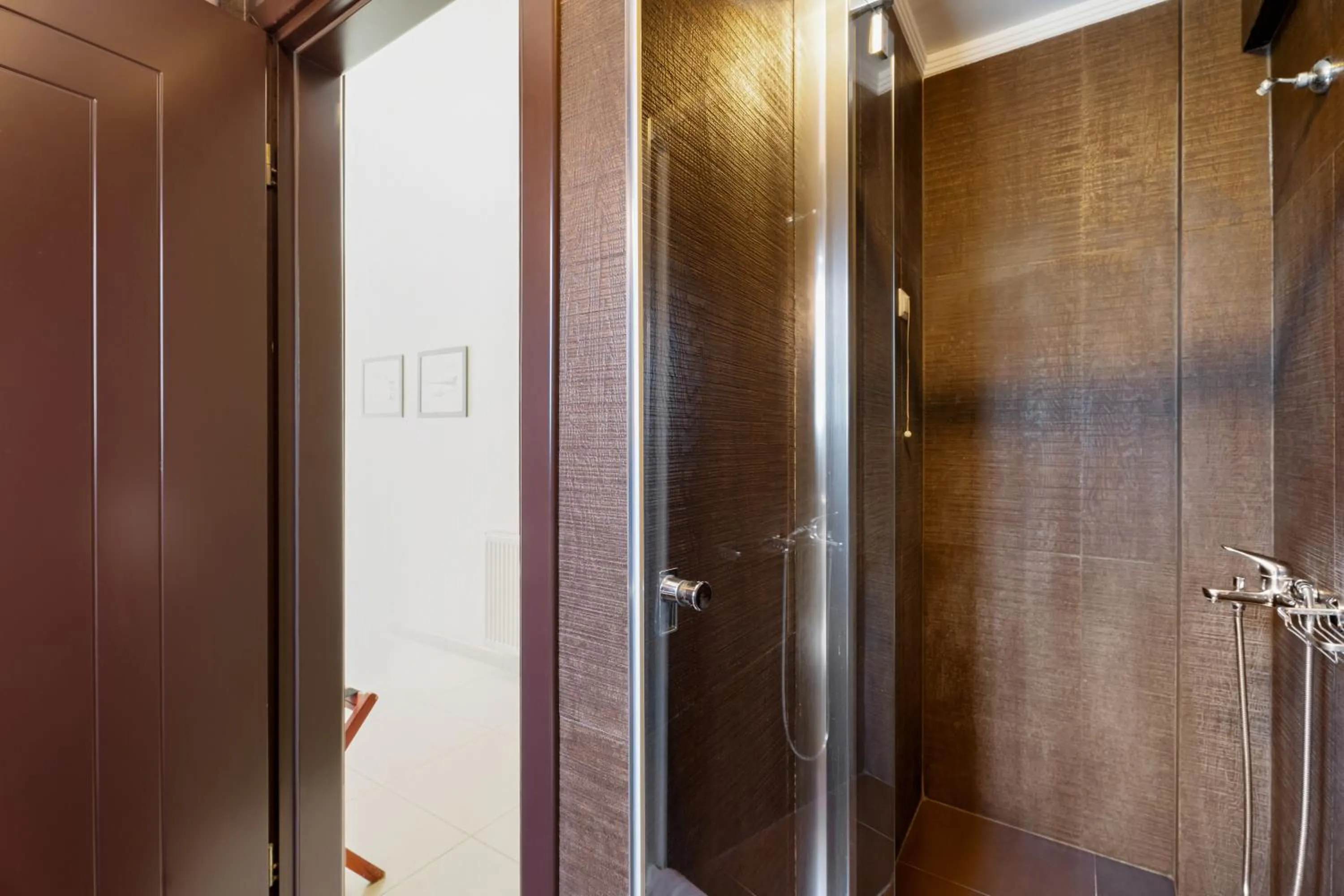 Shower in Aerinon Guesthouse