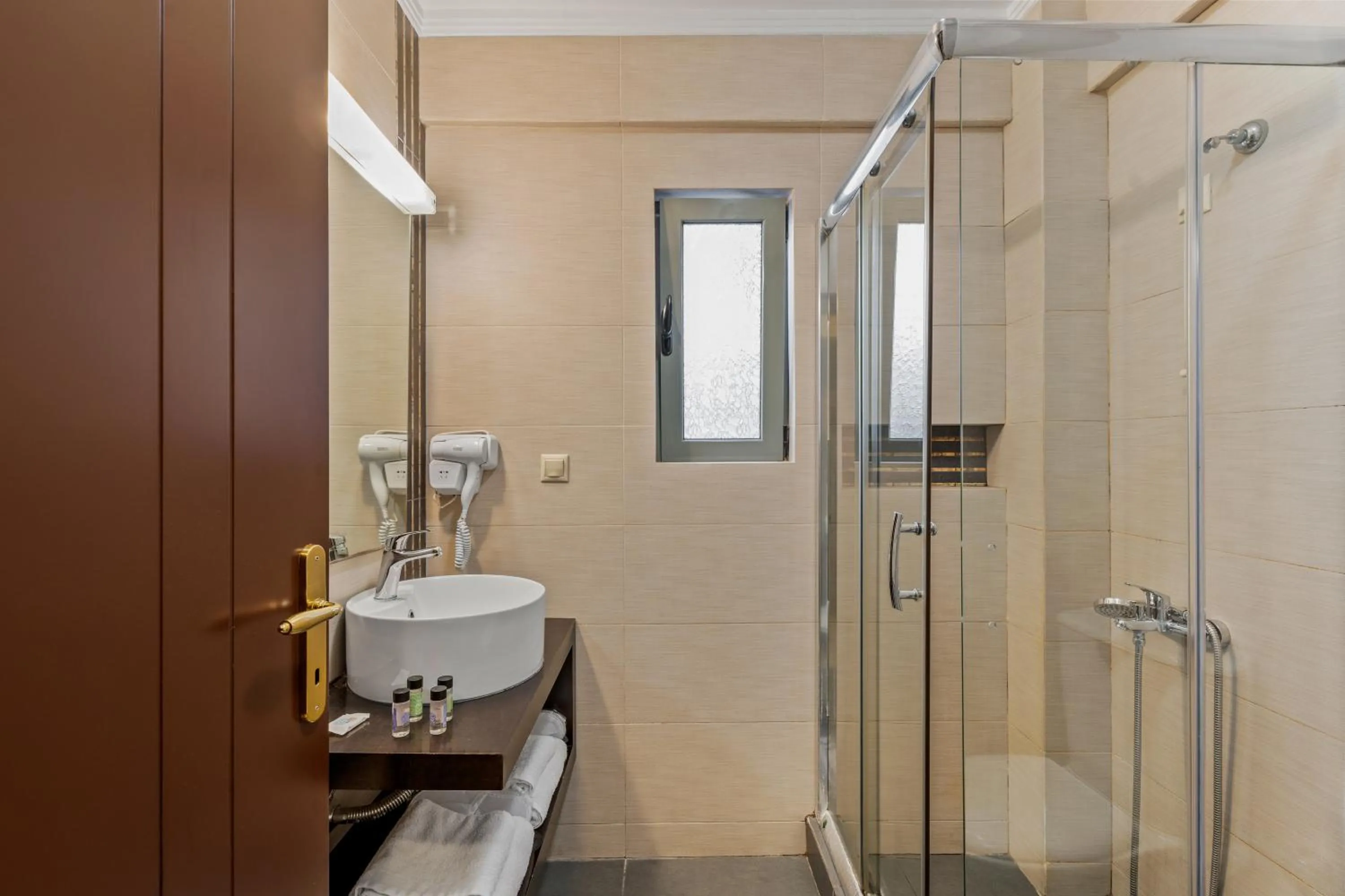 Shower in Aerinon Guesthouse