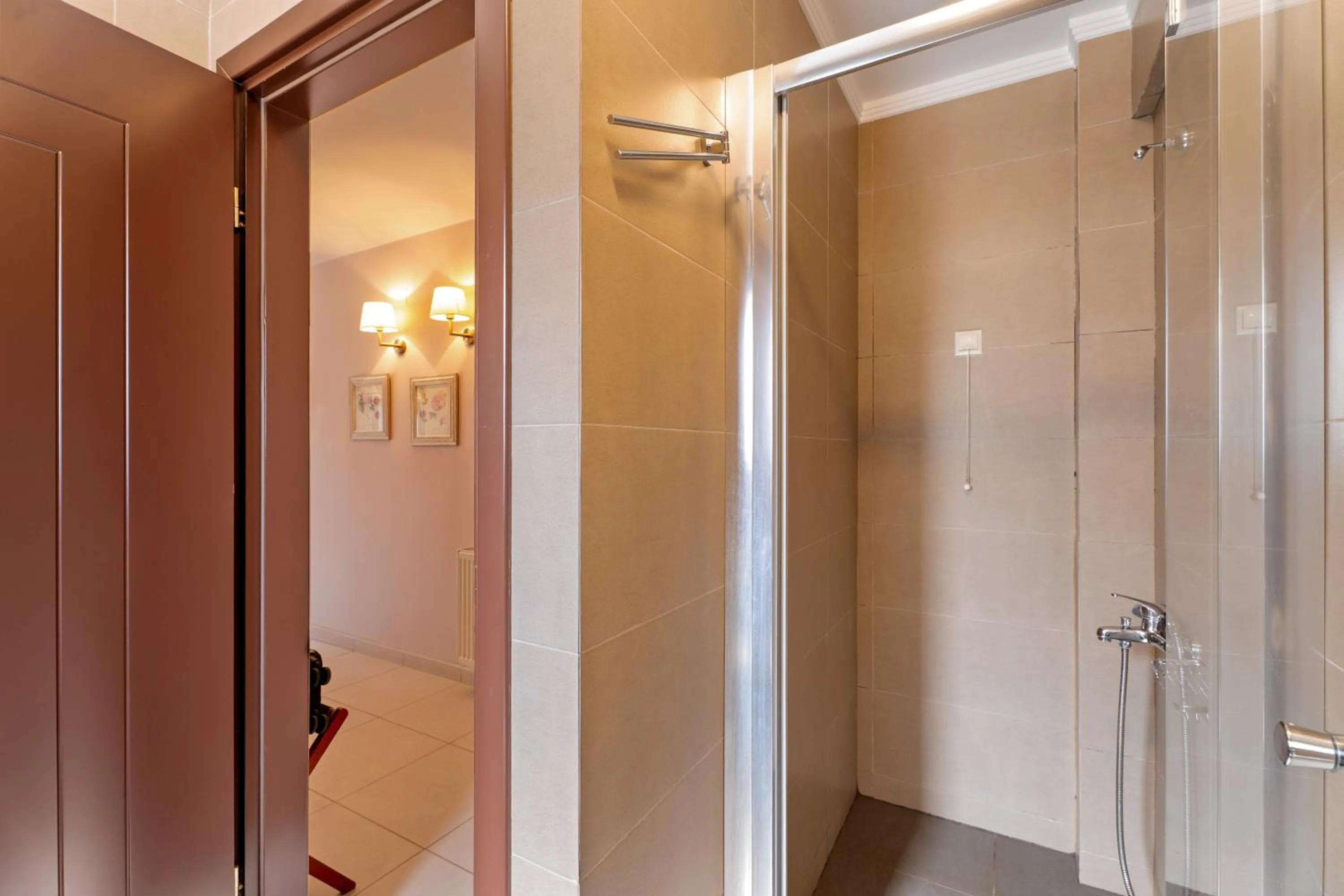 Shower in Aerinon Guesthouse